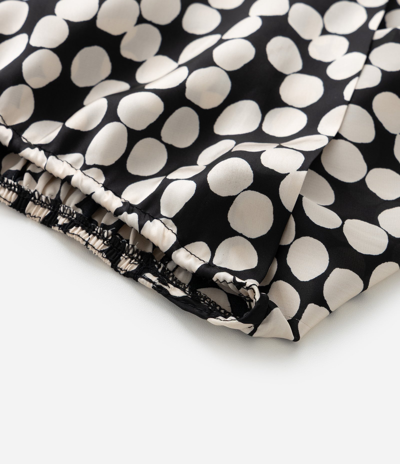 Blusa em Crepe Poá Acetinado com Manga Sino Curve & Plus Size Preto 6