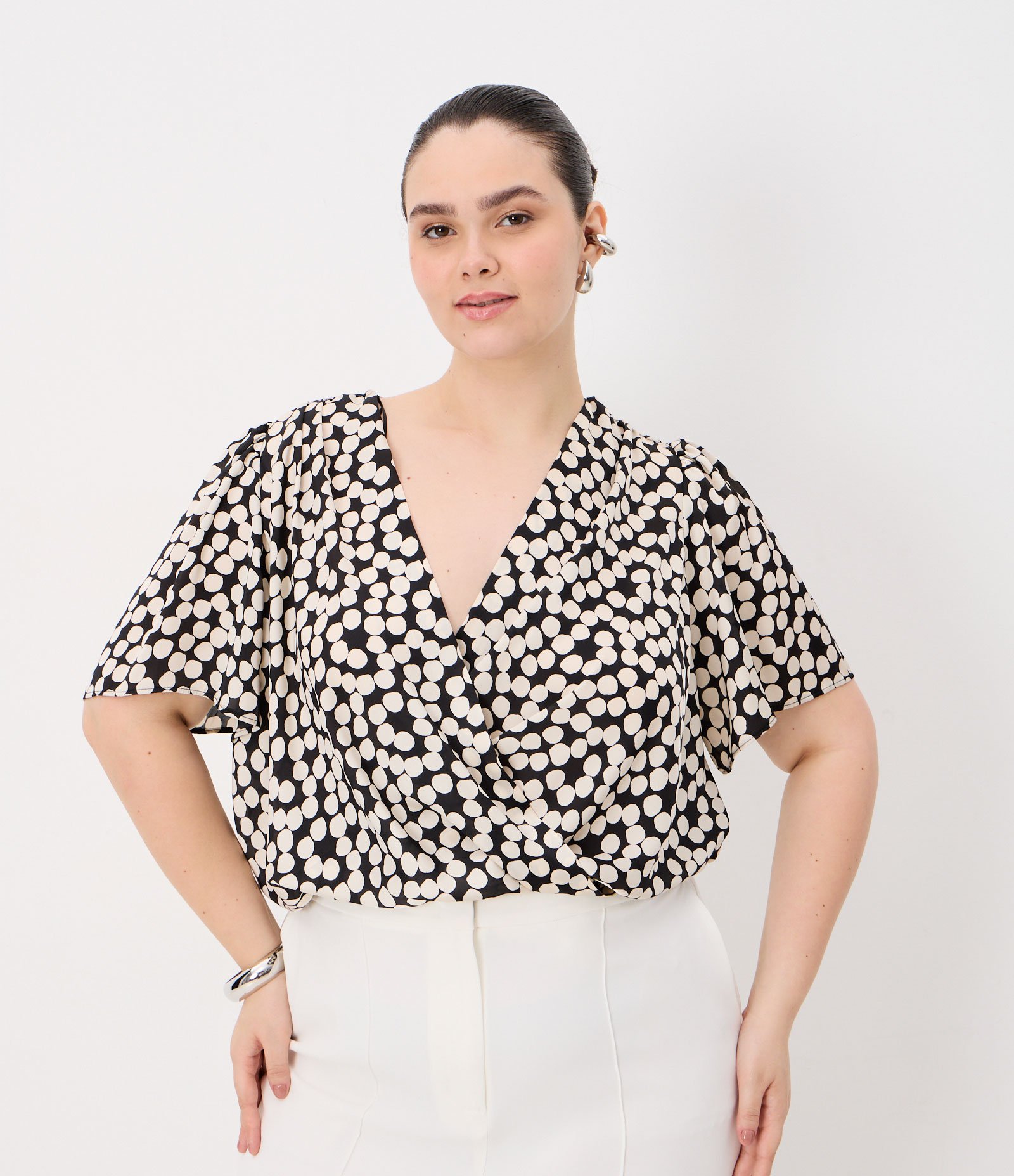 Blusa em Crepe Poá Acetinado com Manga Sino Curve & Plus Size Preto 1