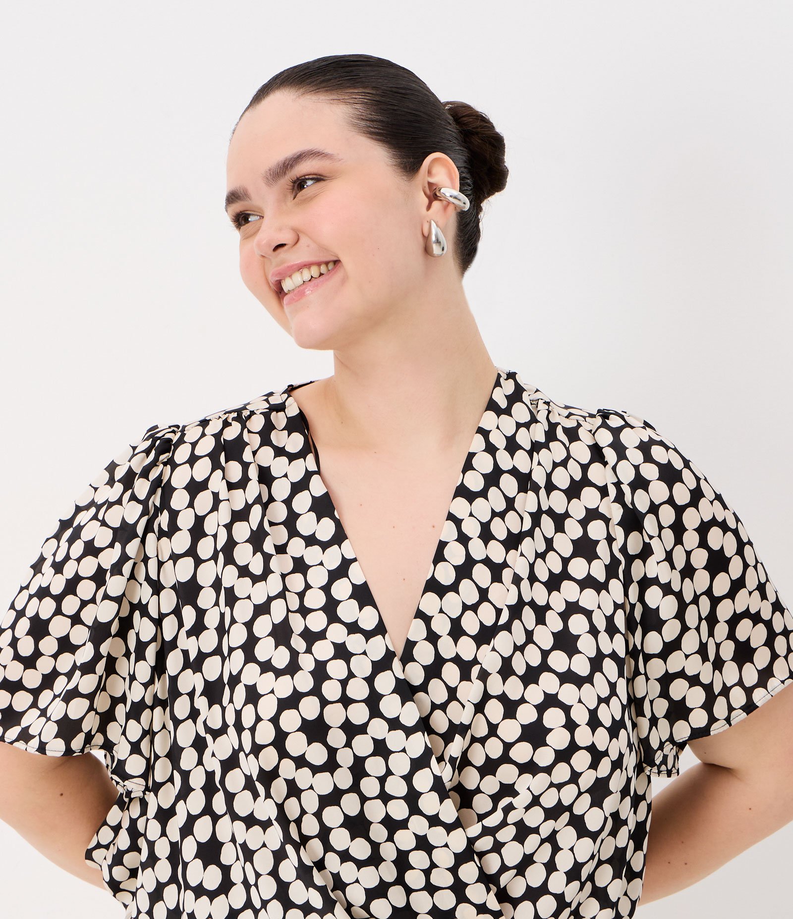 Blusa em Crepe Poá Acetinado com Manga Sino Curve & Plus Size Preto 2
