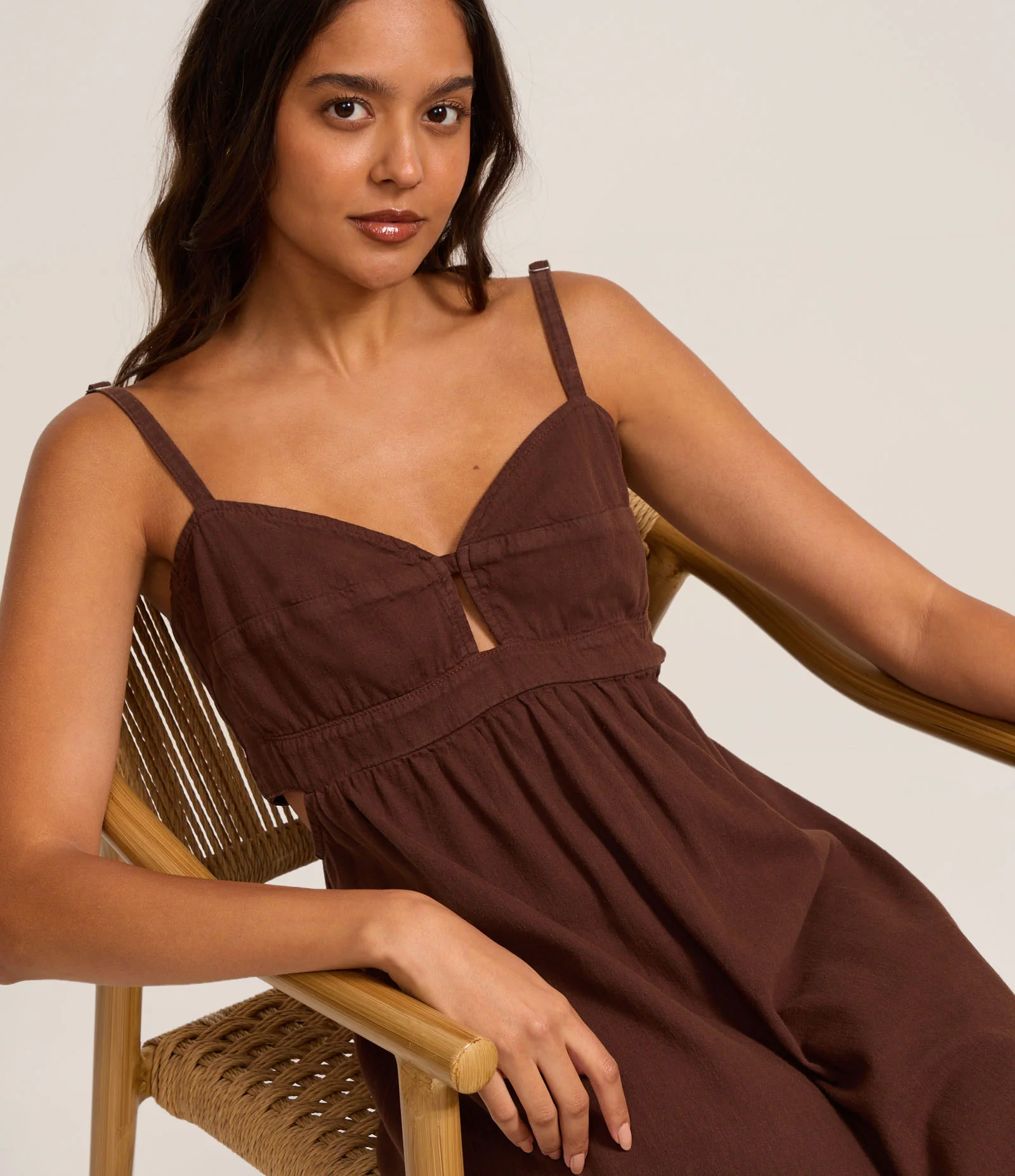 Vestido Midi em Sarja com Decote Coração e Vazados Marrom 2