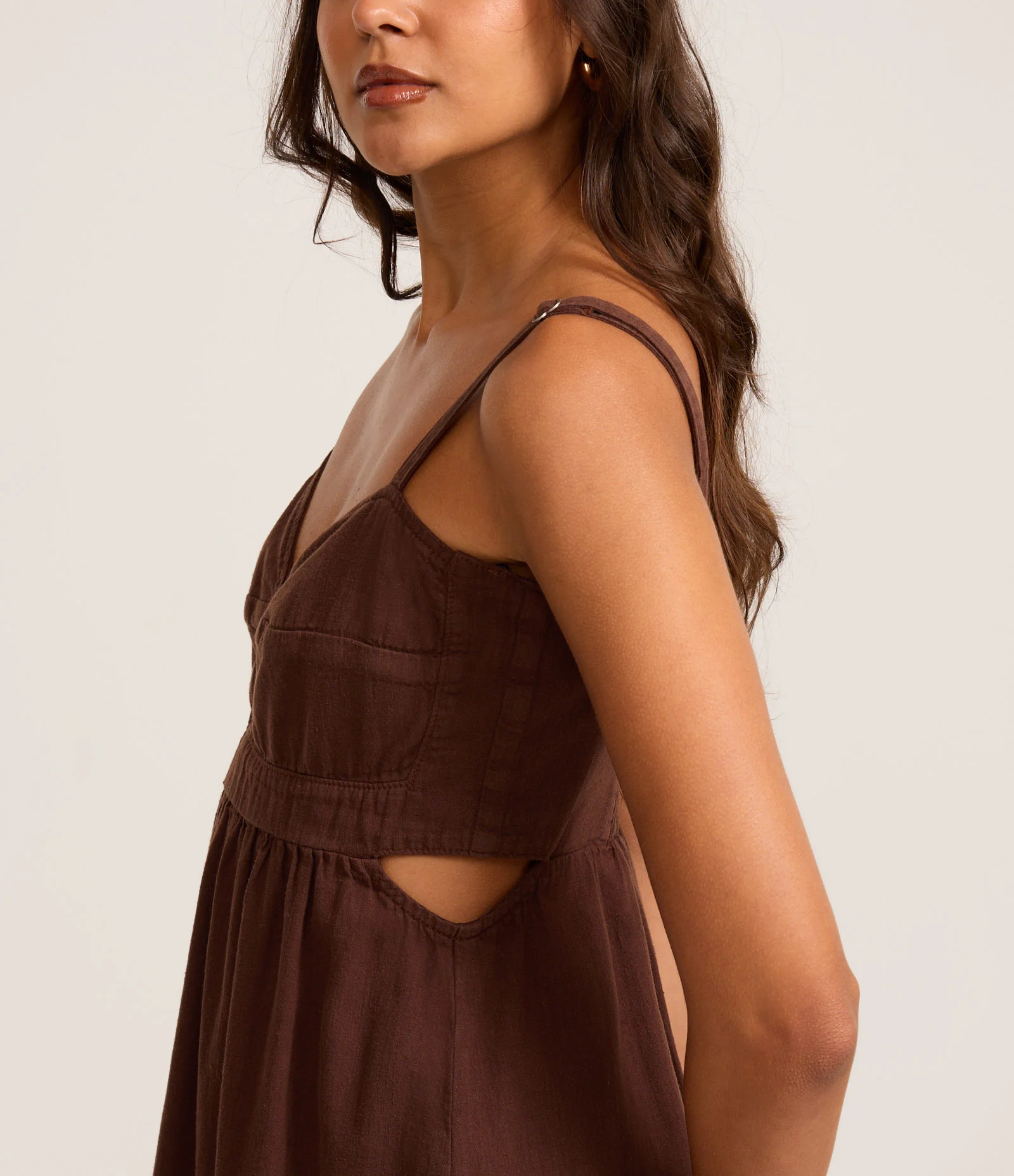 Vestido Midi em Sarja com Decote Coração e Vazados Marrom 4