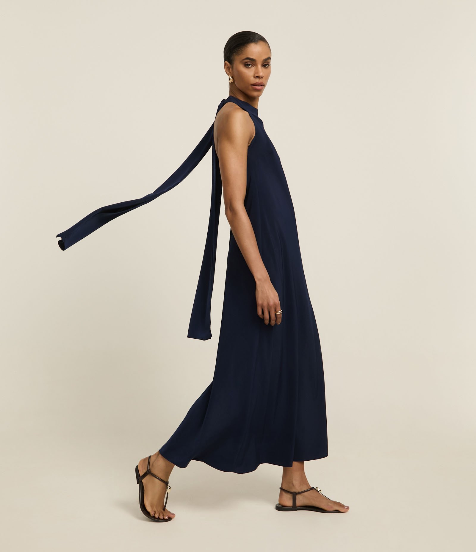 Vestido Longo Frente Única em Cetim com Amarração Azul Marinho 5