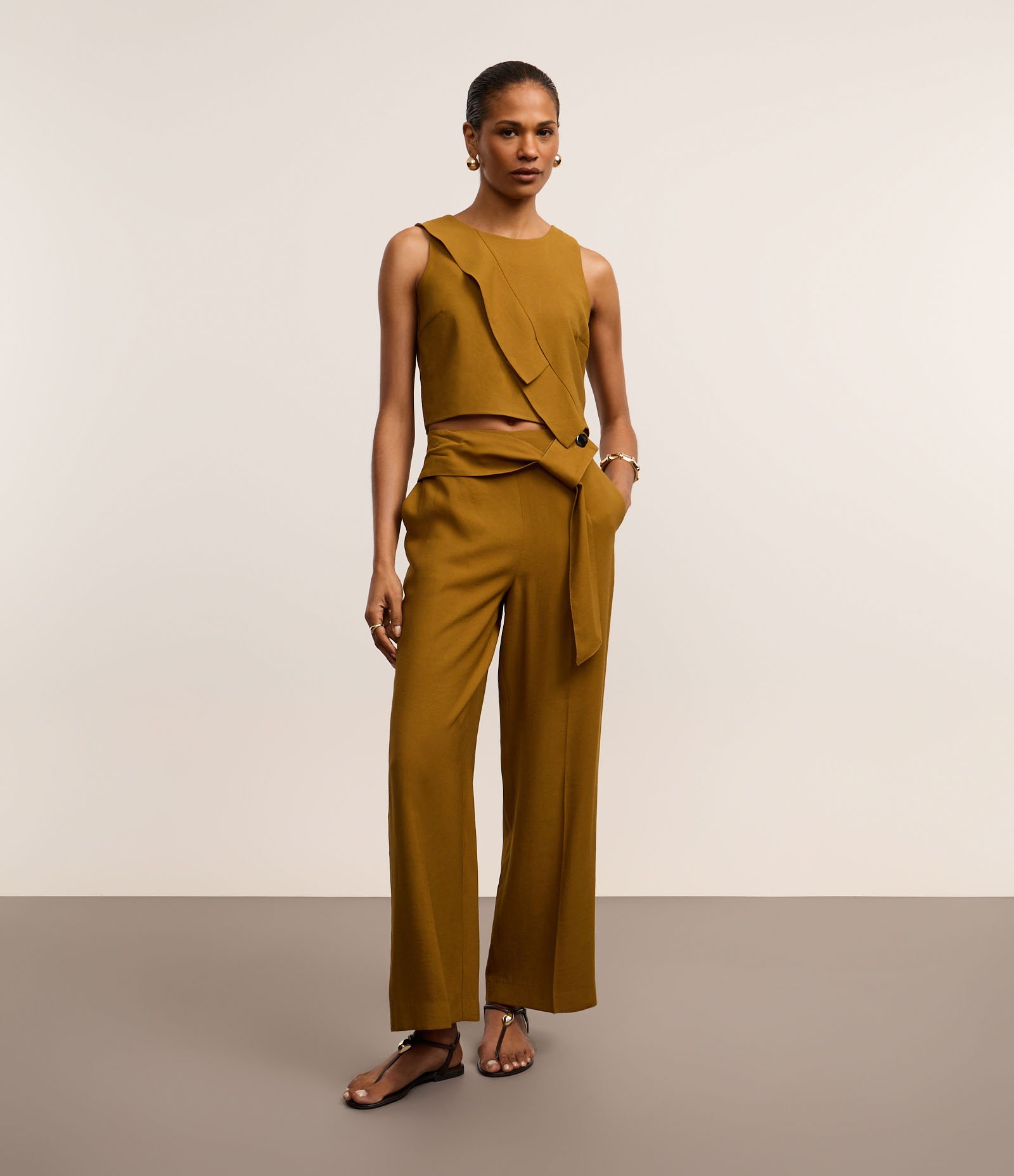 Blusa Croppd em Alfaiataria com Transpasse Frontal Bege 2