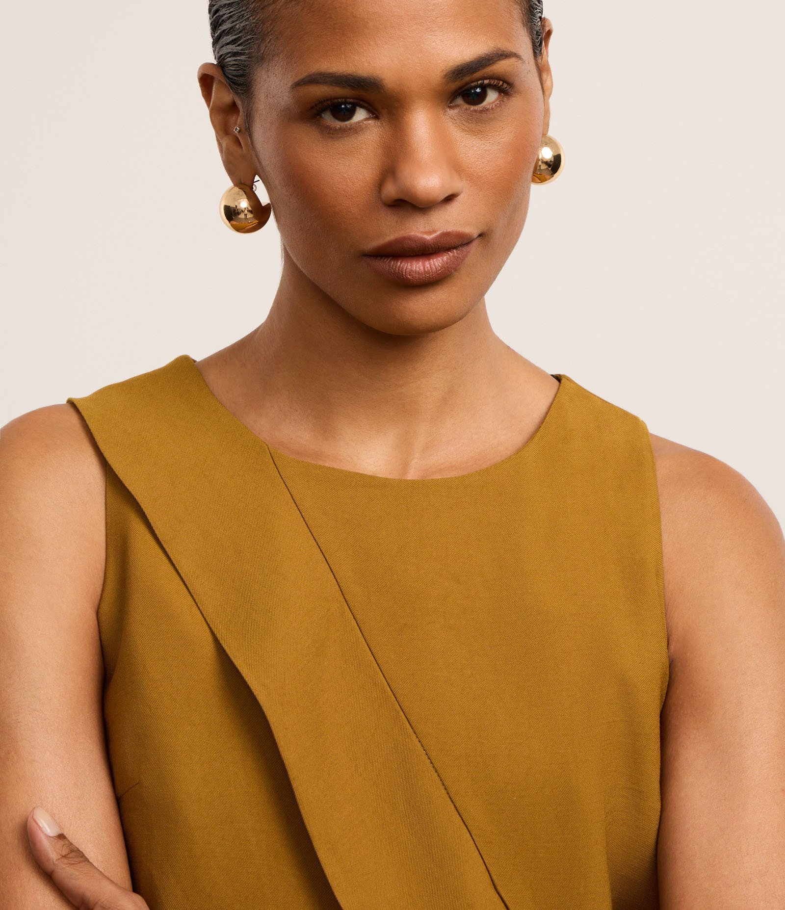 Blusa Croppd em Alfaiataria com Transpasse Frontal Bege 3