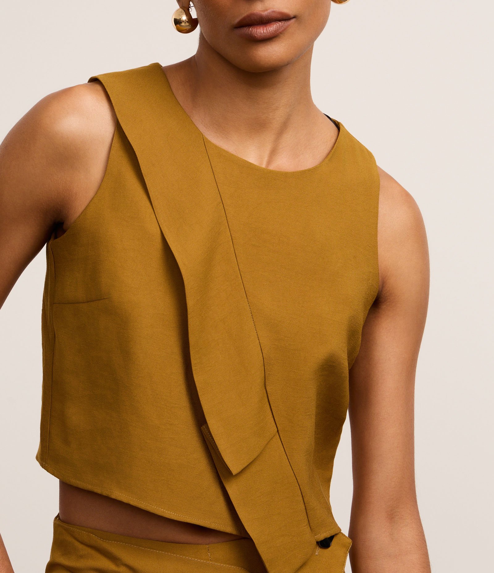 Blusa Croppd em Alfaiataria com Transpasse Frontal Bege 4