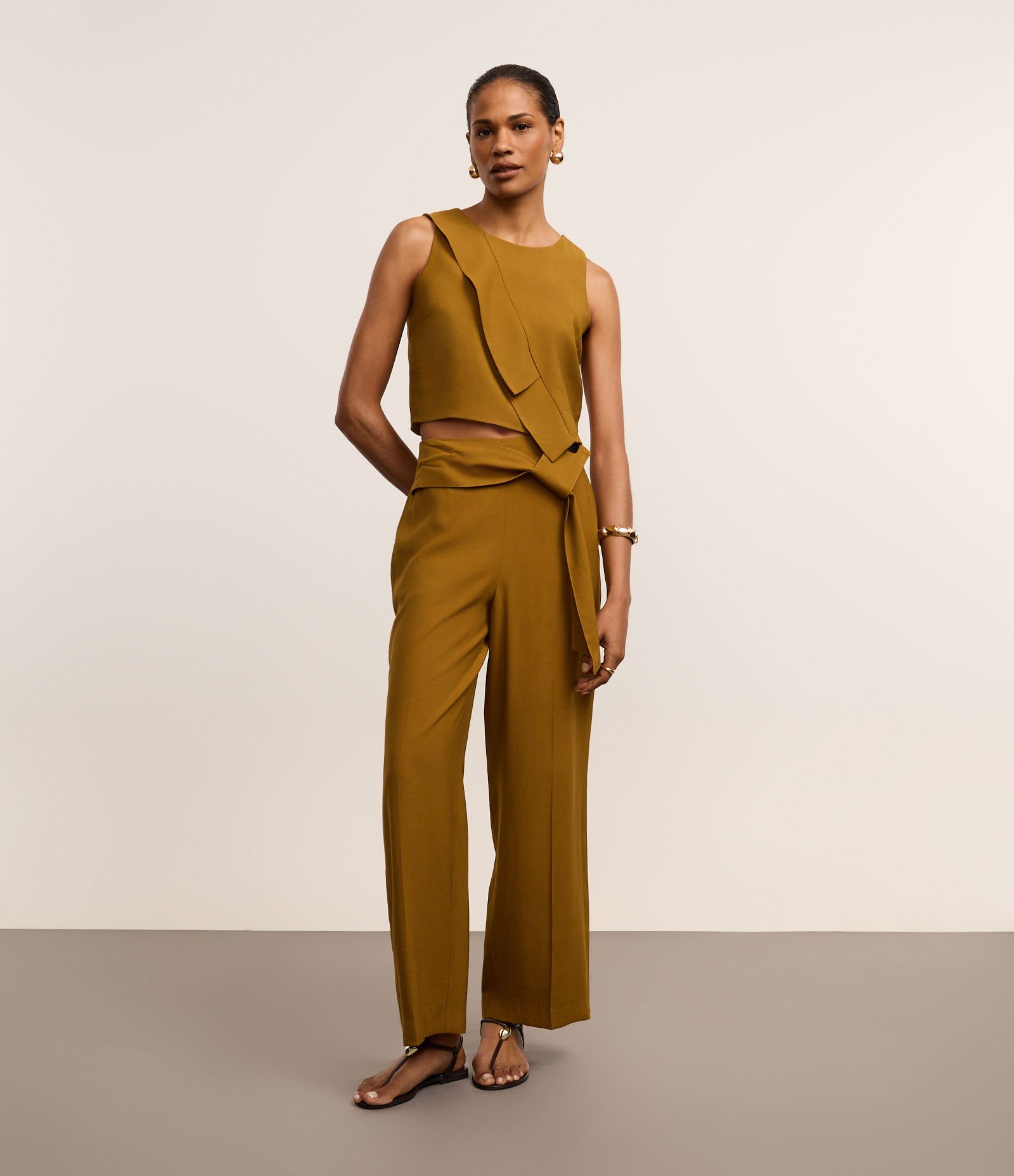 Calça Wie Leg em Alfaiataria com Cintura Alta e Faixa no Cós Bege 1