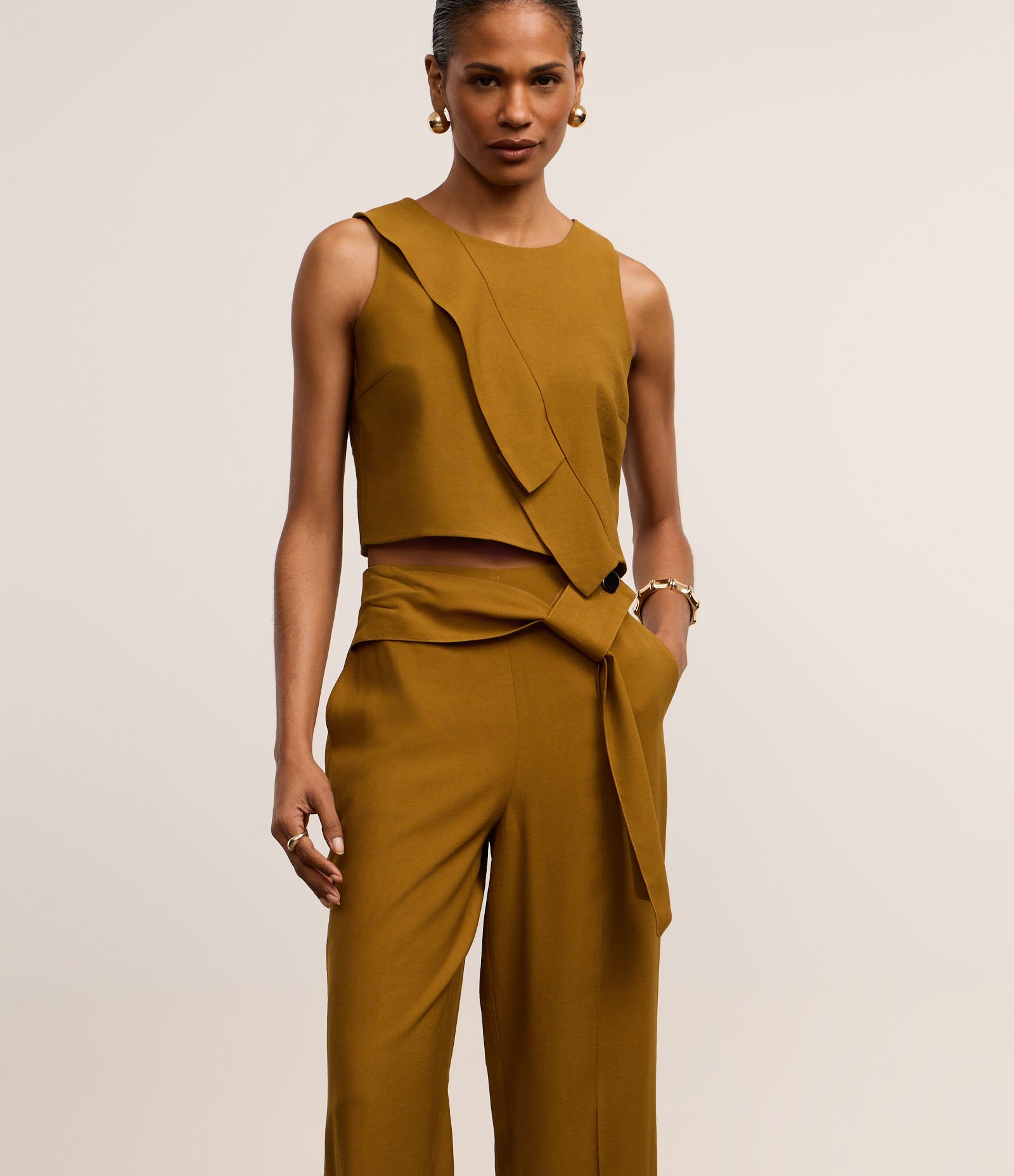 Calça Wie Leg em Alfaiataria com Cintura Alta e Faixa no Cós Bege 2