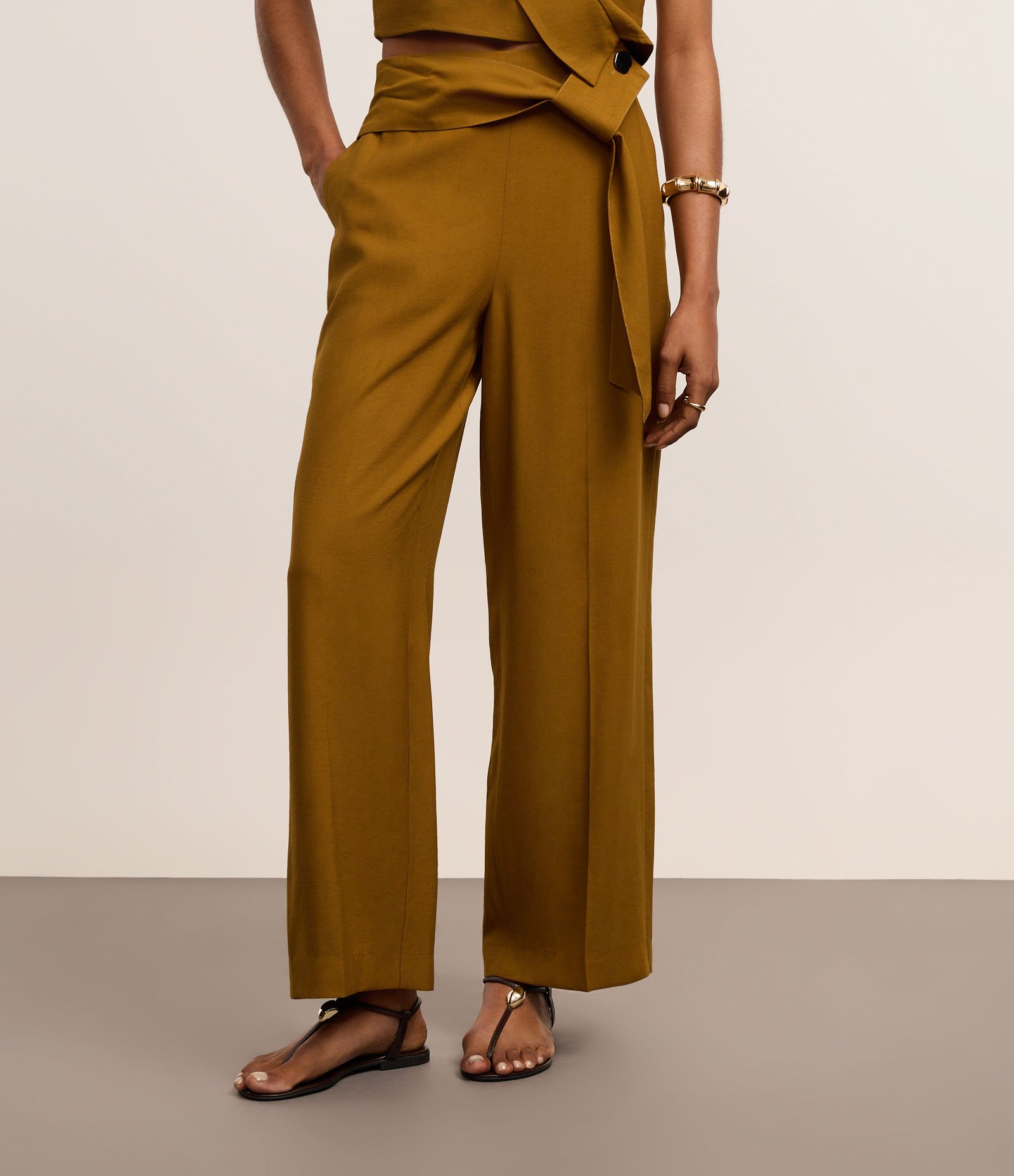 Calça Wie Leg em Alfaiataria com Cintura Alta e Faixa no Cós Bege 3