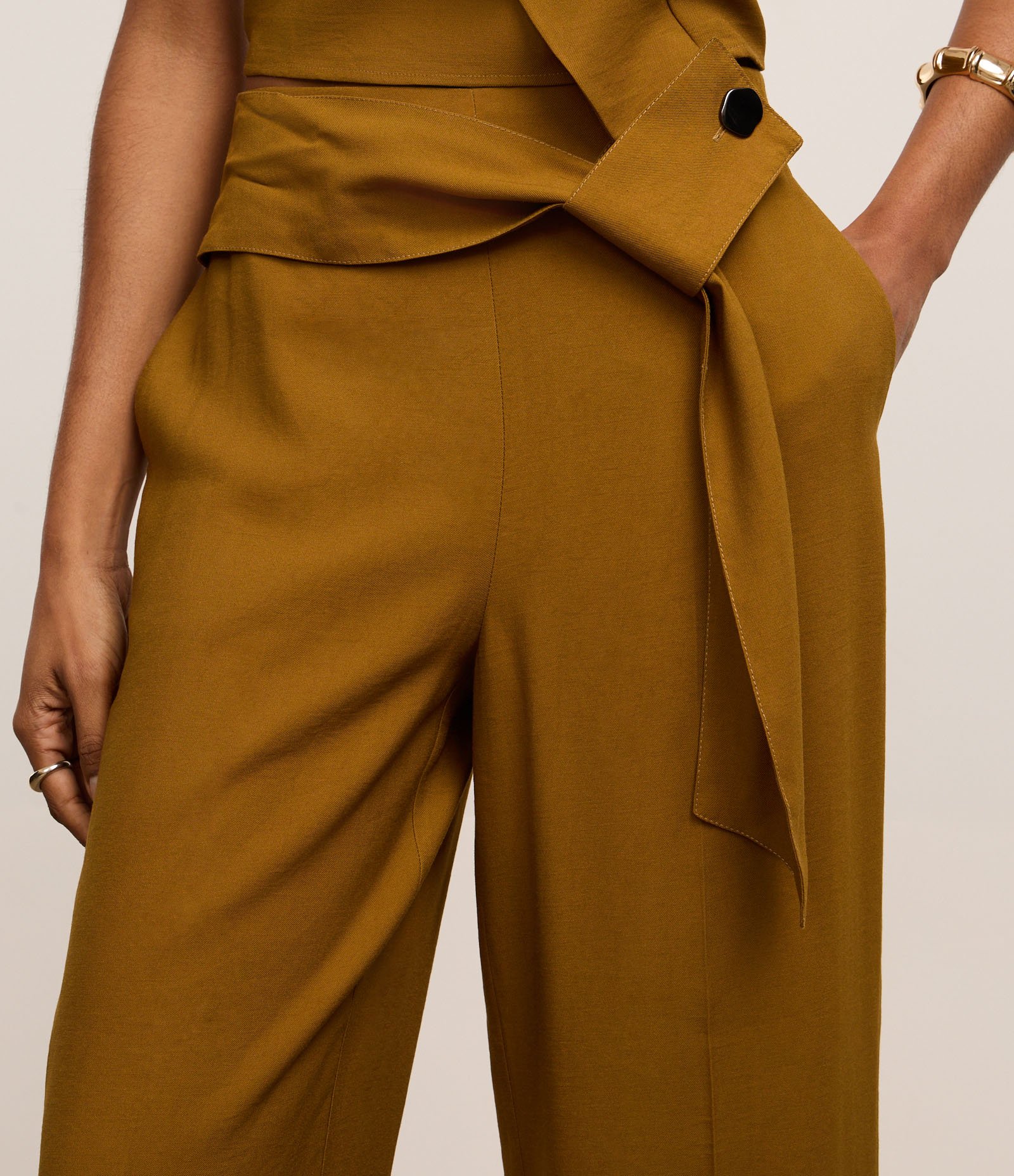 Calça Wie Leg em Alfaiataria com Cintura Alta e Faixa no Cós Bege 4