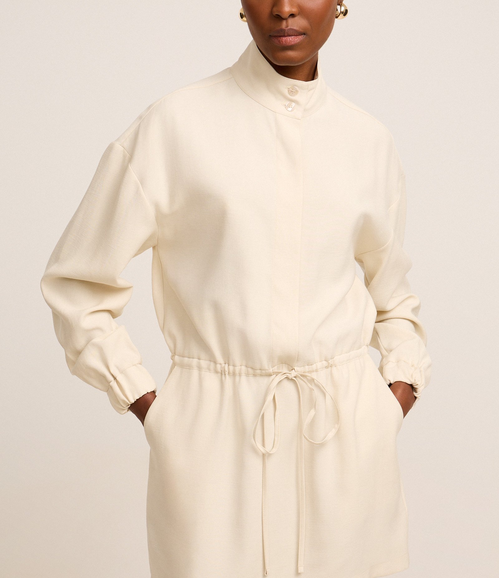 Vestido Curto em Viscose com Gola Alta e Amarração na Cintura Bege 3