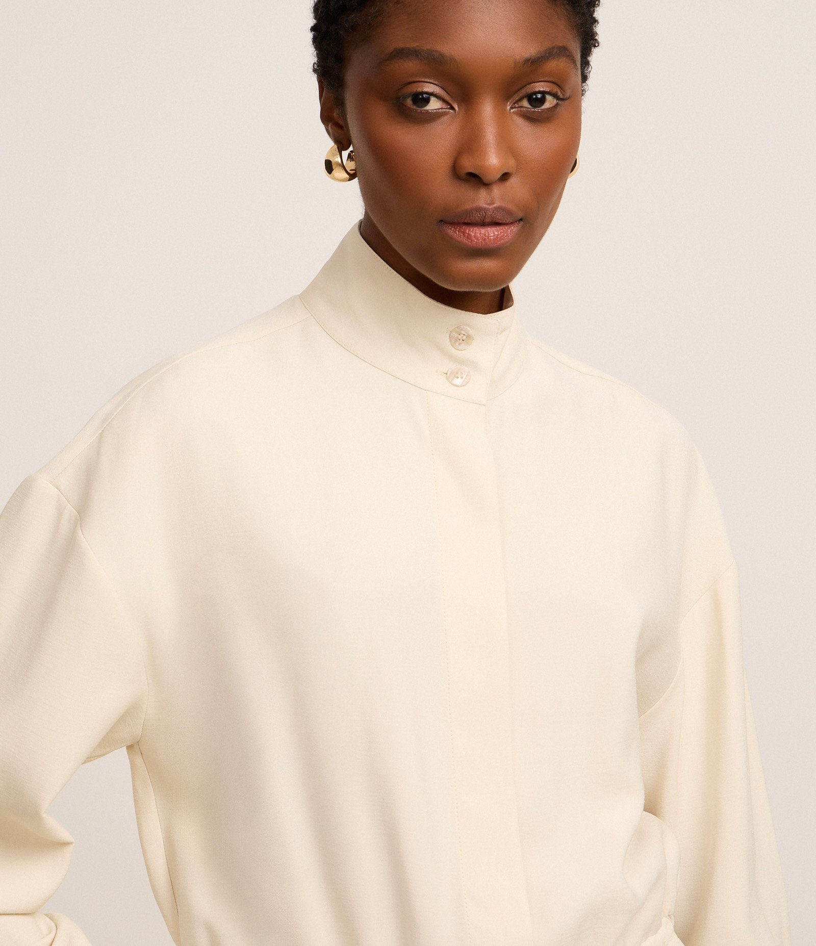 Vestido Curto em Viscose com Gola Alta e Amarração na Cintura Bege 4