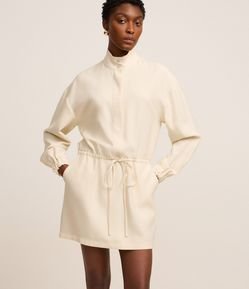 Vestido Curto em Viscose com Gola Alta e Amarração na Cintura