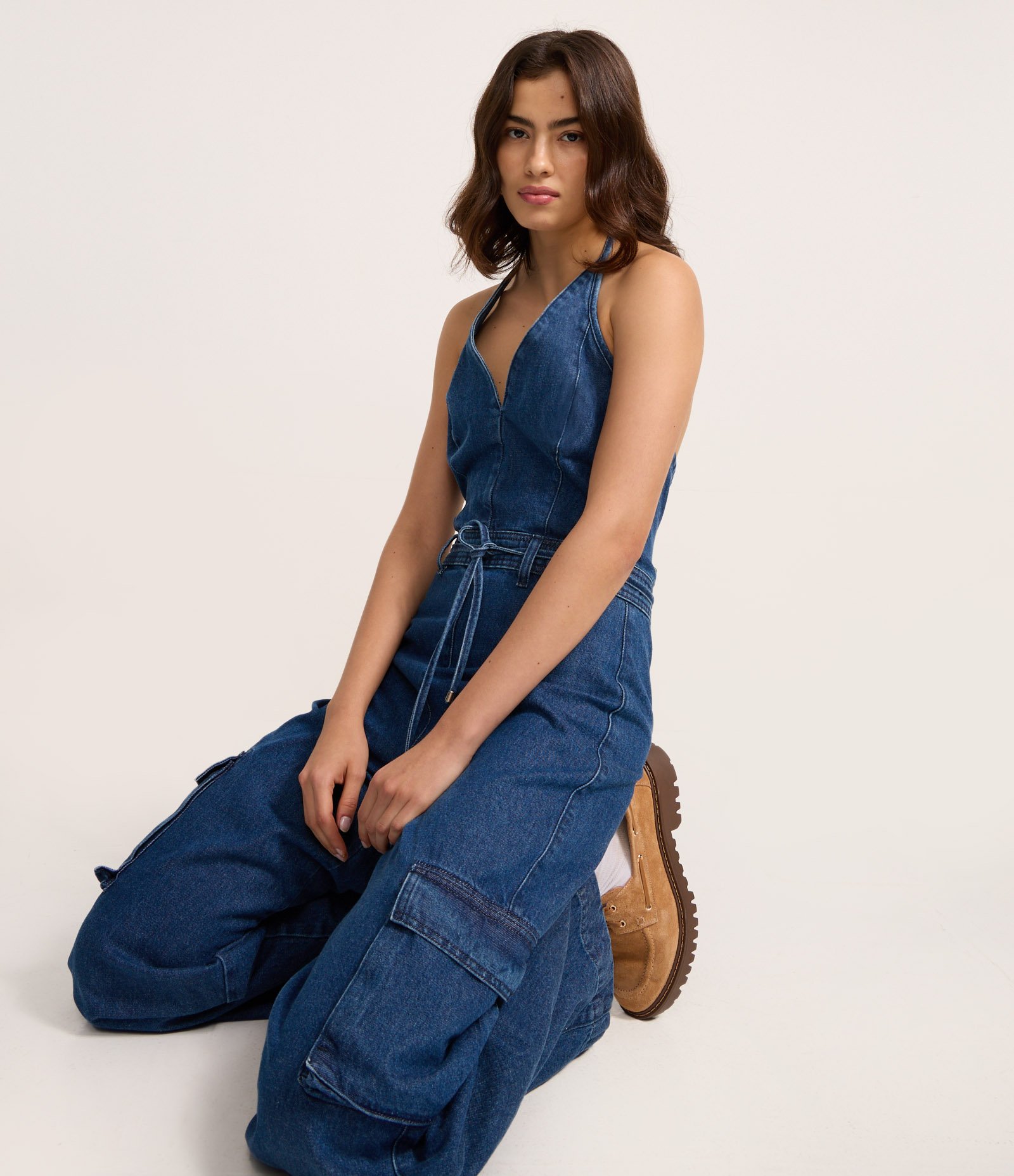 Macacão em Jeans com Cinto Amarração e Bolsos Cargo Escuro 1