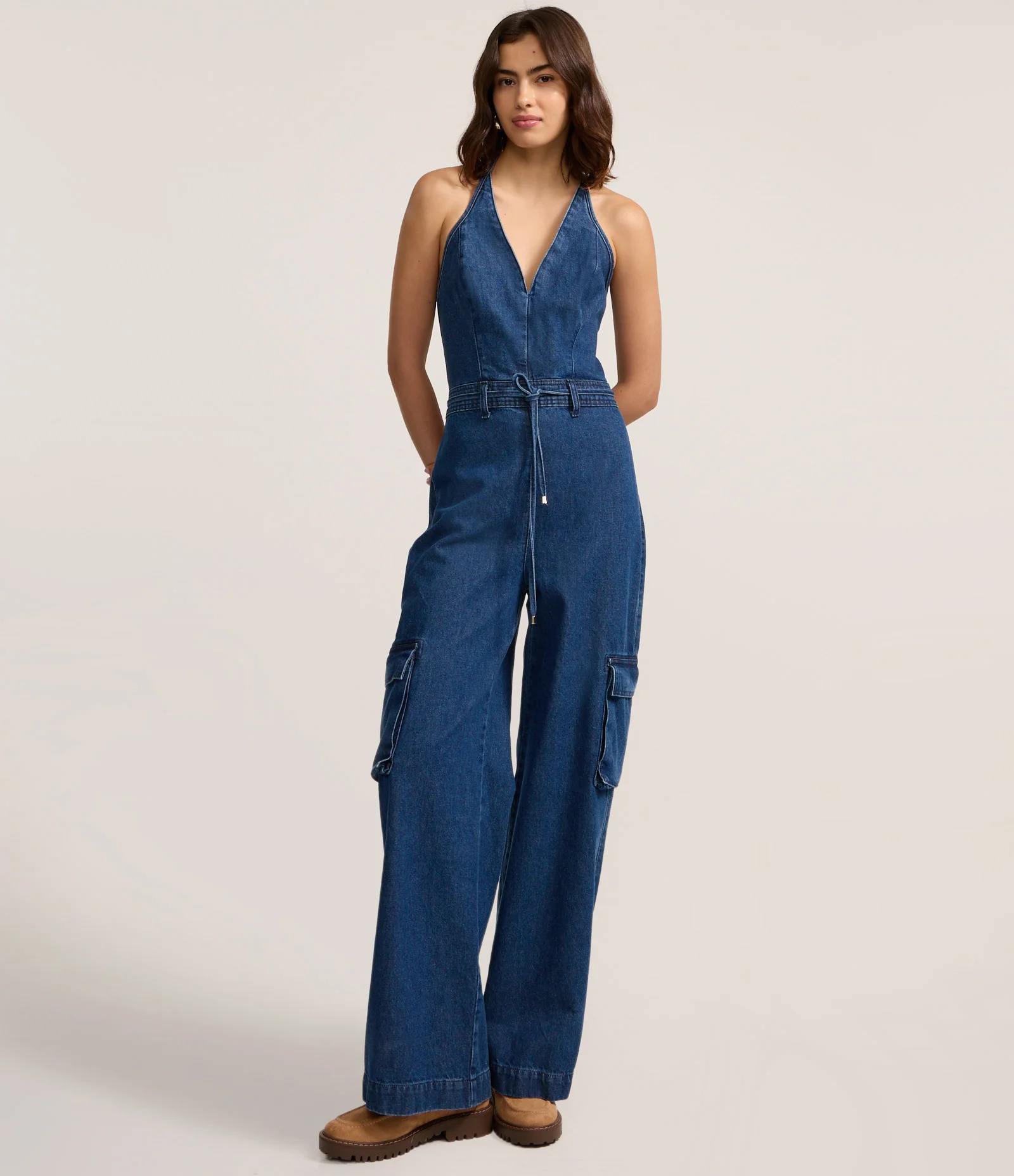 Macacão em Jeans com Cinto Amarração e Bolsos Cargo Escuro 2