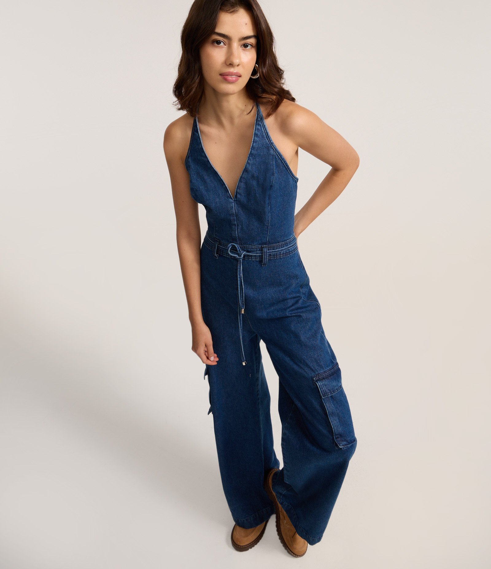 Macacão em Jeans com Cinto Amarração e Bolsos Cargo Escuro 3