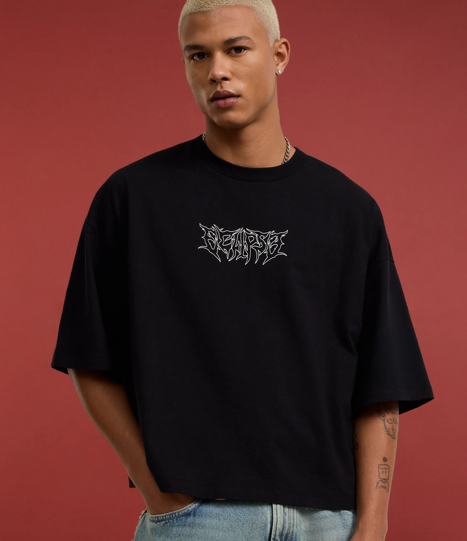 Camiseta Oversized Cropped em Algodão com Estampa Tribal Preto 1