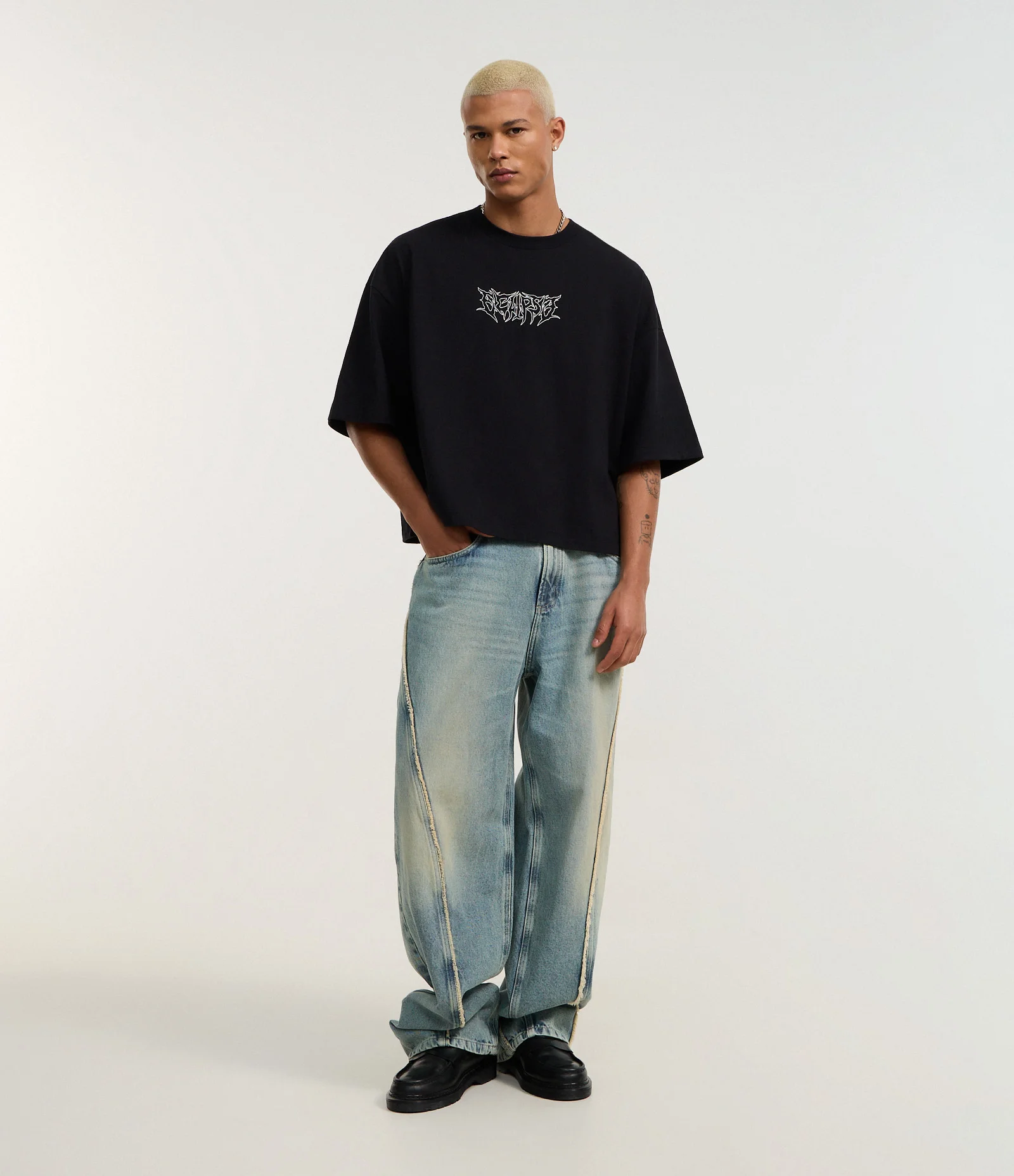 Camiseta Oversized Cropped em Algodão com Estampa Tribal Preto 2