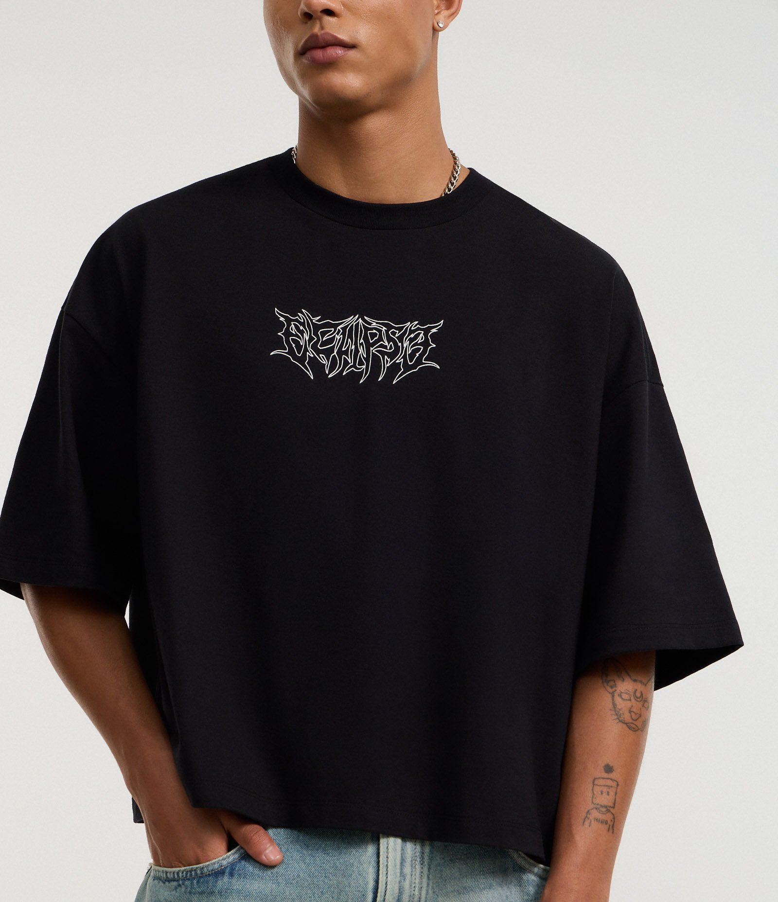 Camiseta Oversized Cropped em Algodão com Estampa Tribal Preto 3