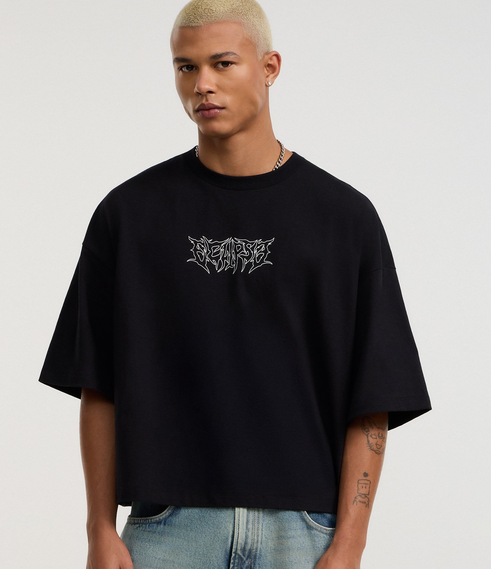 Camiseta Oversized Cropped em Algodão com Estampa Tribal Preto 5
