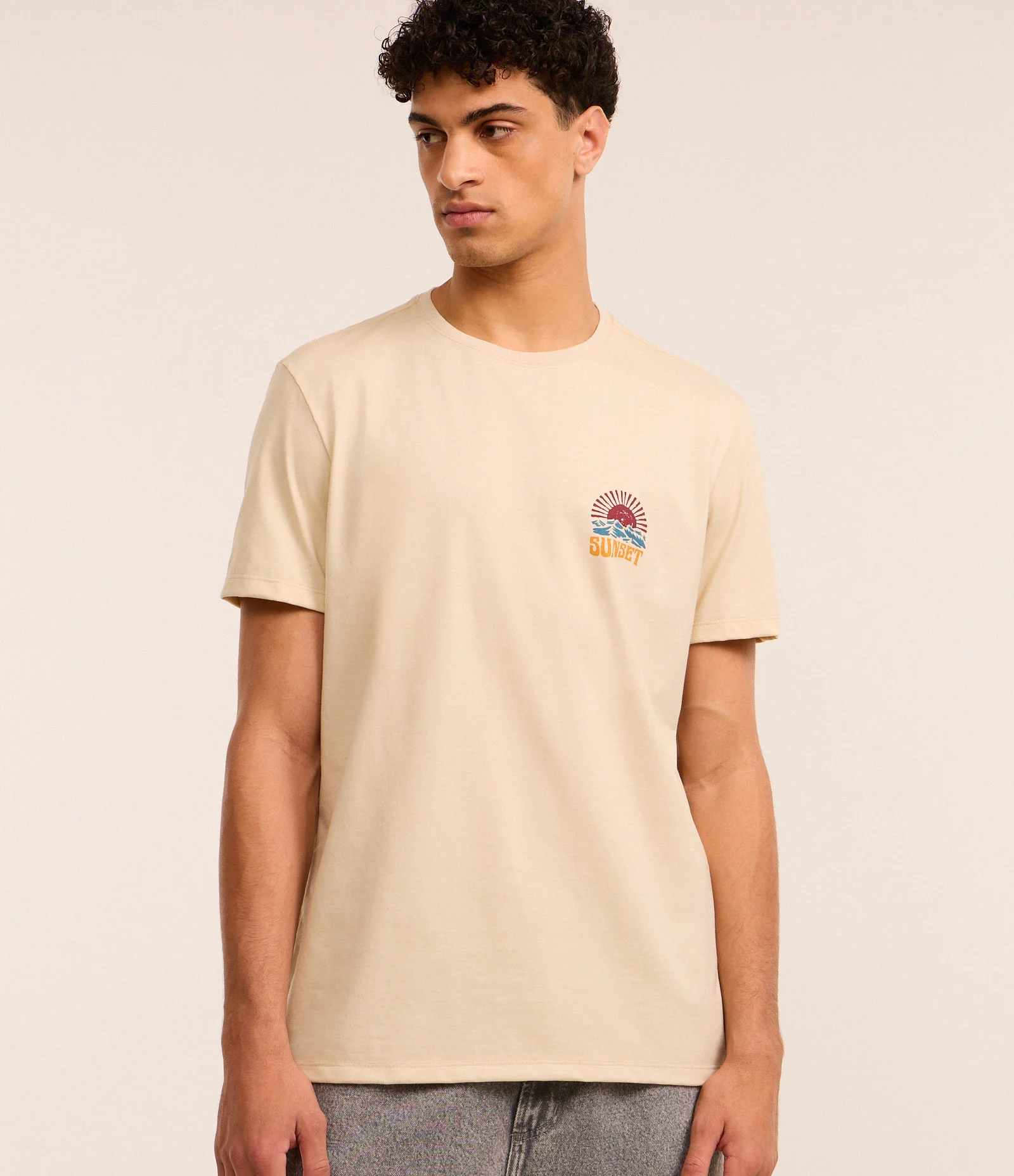 Camiseta T-Shirt Comfort em Algodão com Estampa Nascer do Sol Bege 1