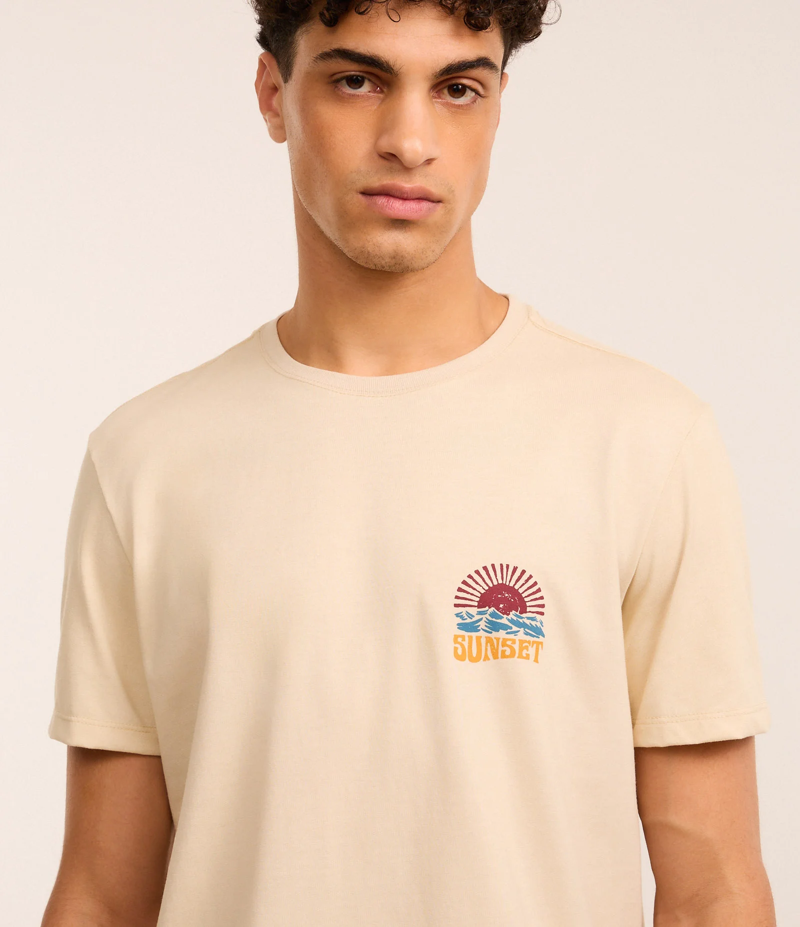 Camiseta T-Shirt Comfort em Algodão com Estampa Nascer do Sol Bege 4
