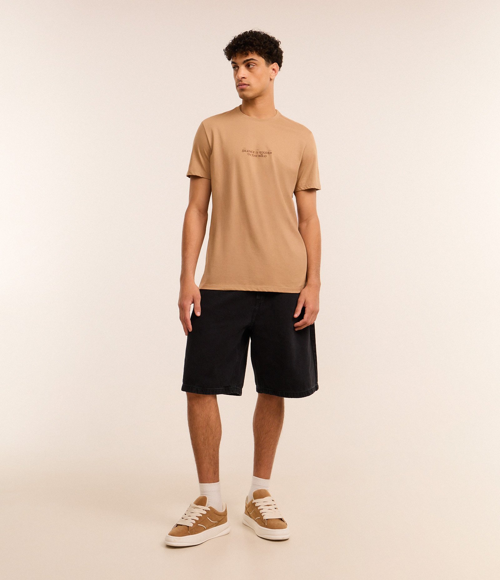 Camiseta Comfort em Algodão com Estampa de Montanhas e Lettering Marrom 2