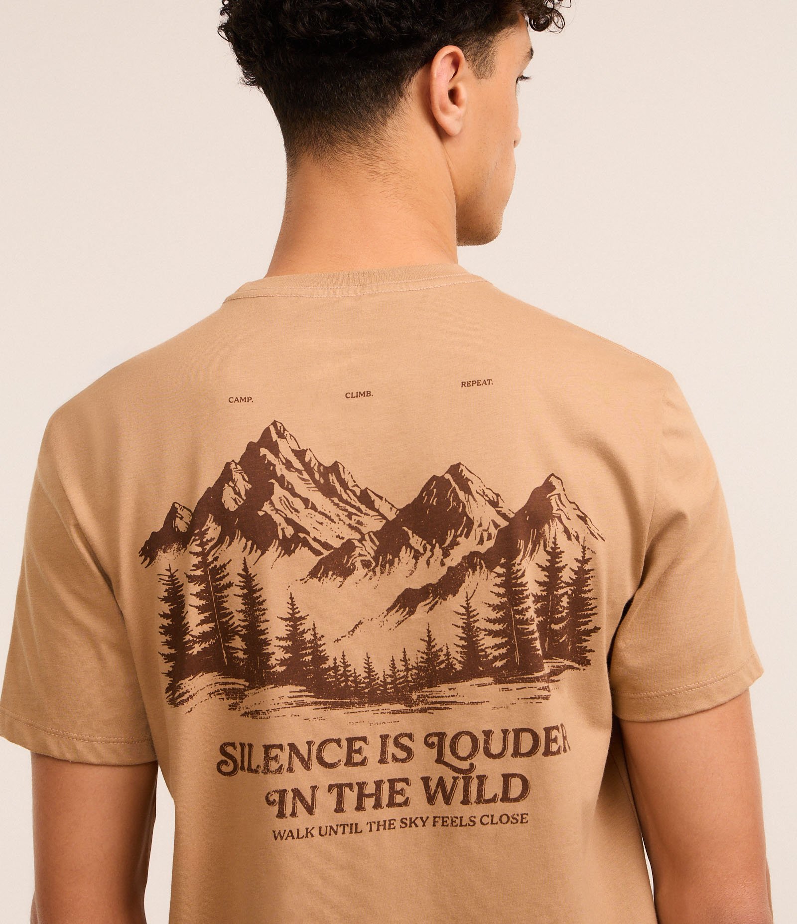 Camiseta Comfort em Algodão com Estampa de Montanhas e Lettering Marrom 3