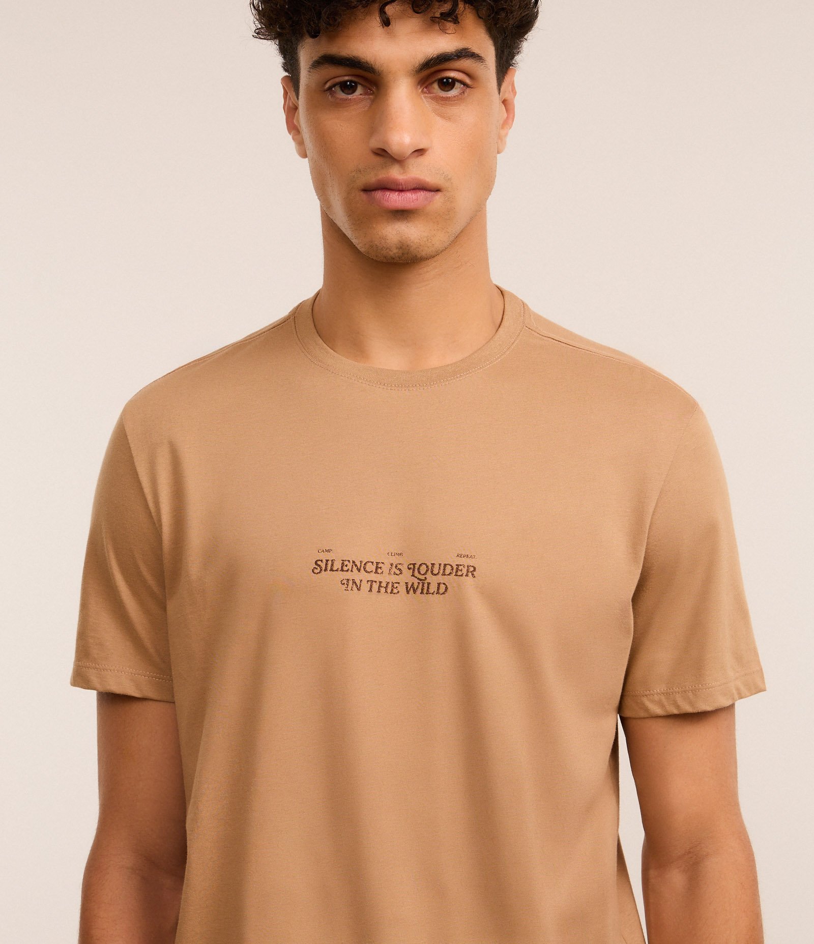 Camiseta Comfort em Algodão com Estampa de Montanhas e Lettering Marrom 5