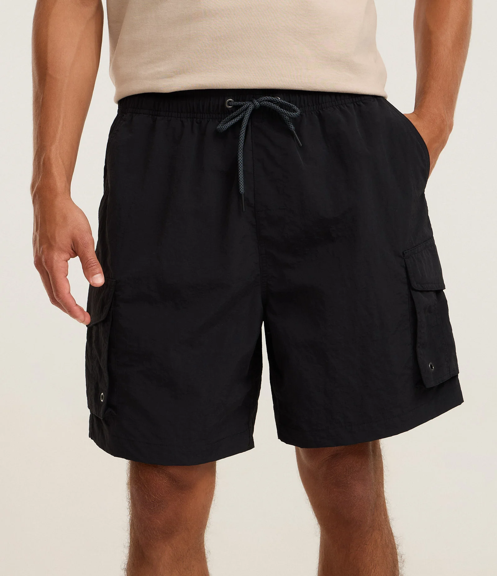 Bermuda em Material Tecnológico com Bolsos cargo Preto 2