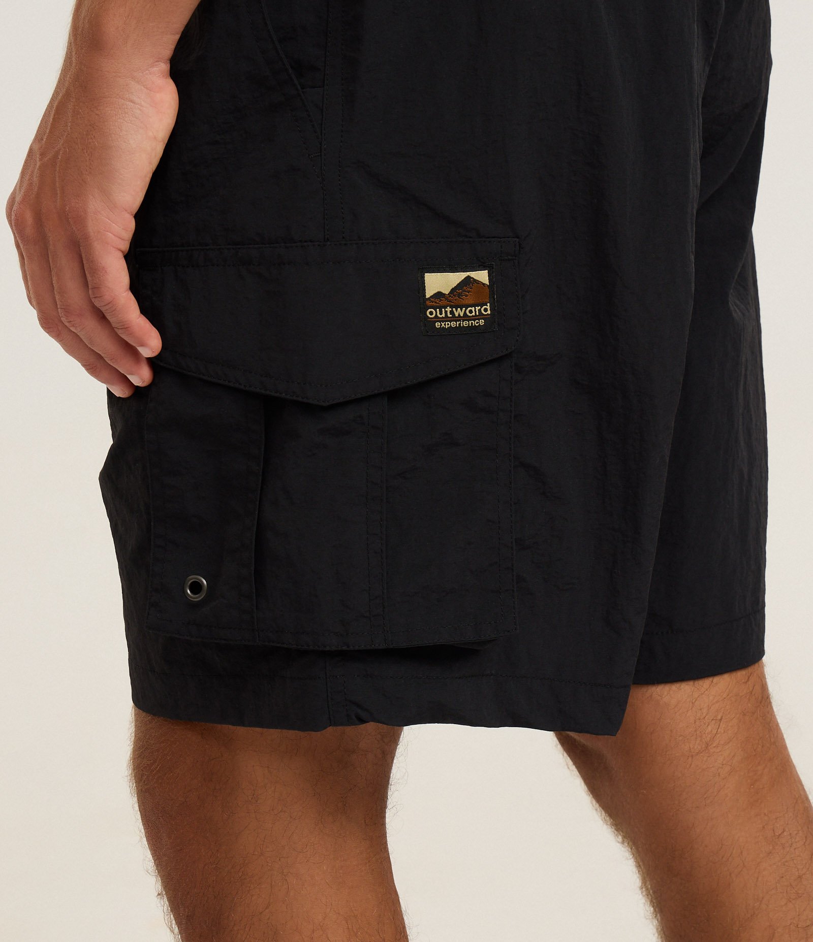 Bermuda em Material Tecnológico com Bolsos cargo Preto 4