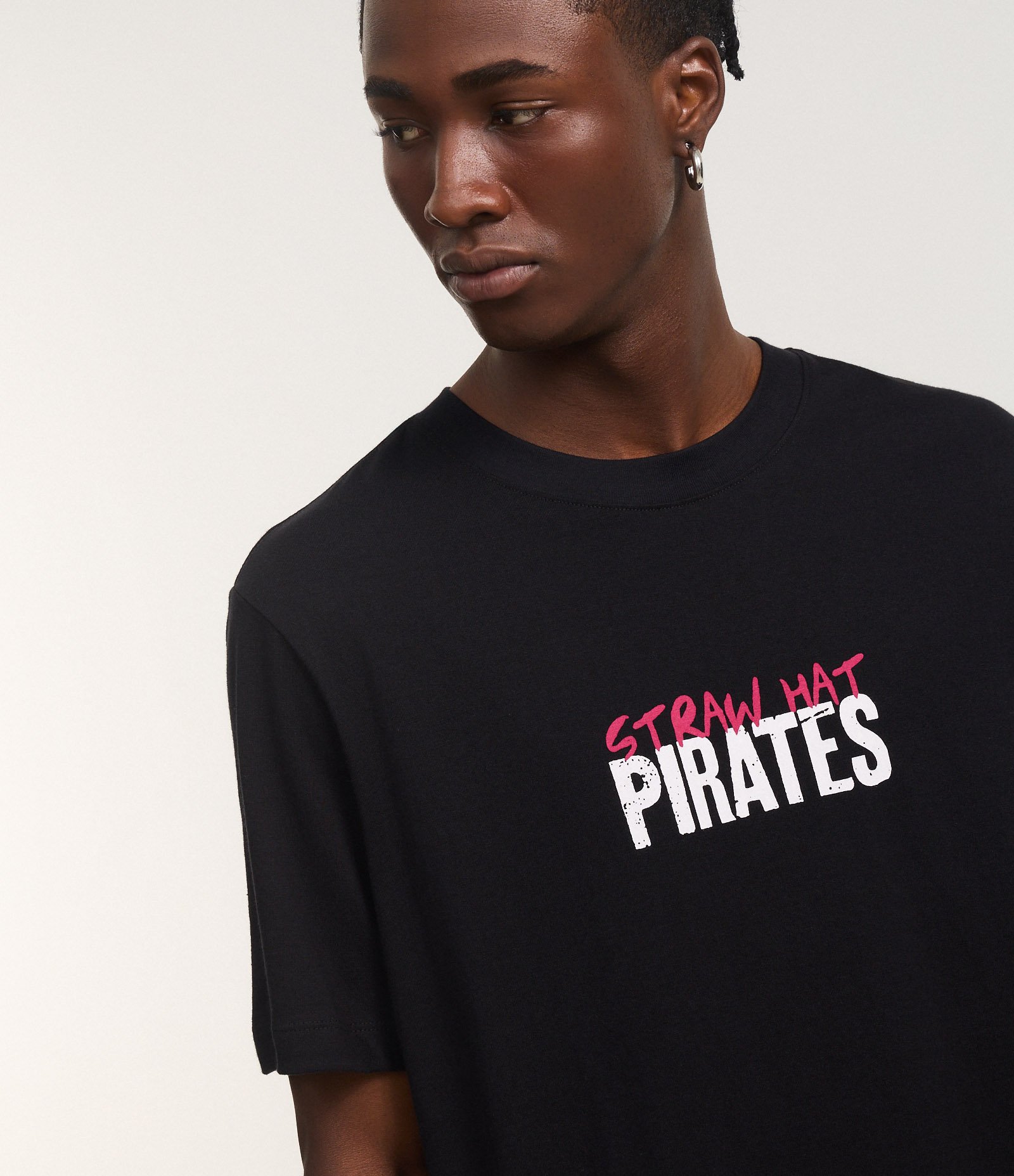 Camiseta Regular em Algodão com Estampa Lettering Straw Hat Pirates One Piece Preto 4