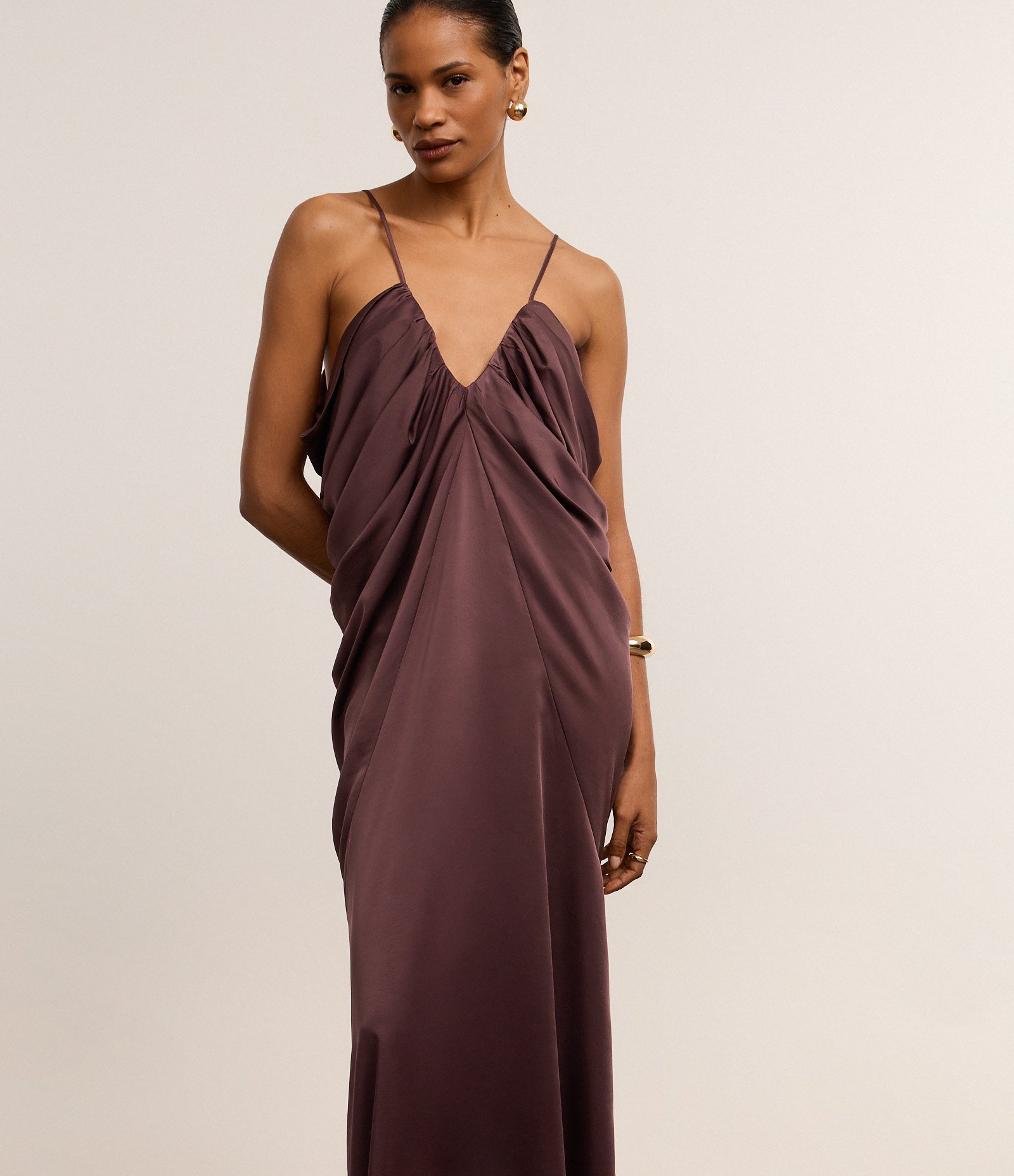 Vestido Longo em Cetim com Drapeados Degagê Marrom 2