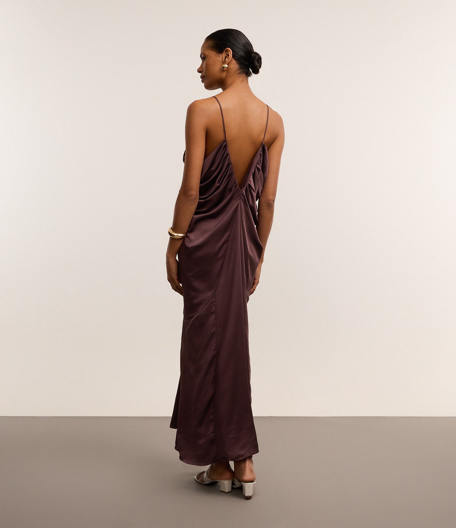 Vestido Longo em Cetim com Drapeados Degagê Marrom 3