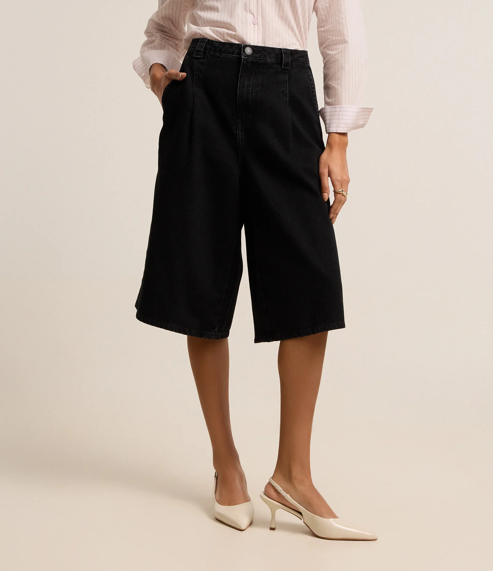 Bermuda em Jeans com Pregas Frontais Preto 1