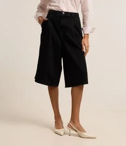 Bermuda em Jeans com Pregas Frontais