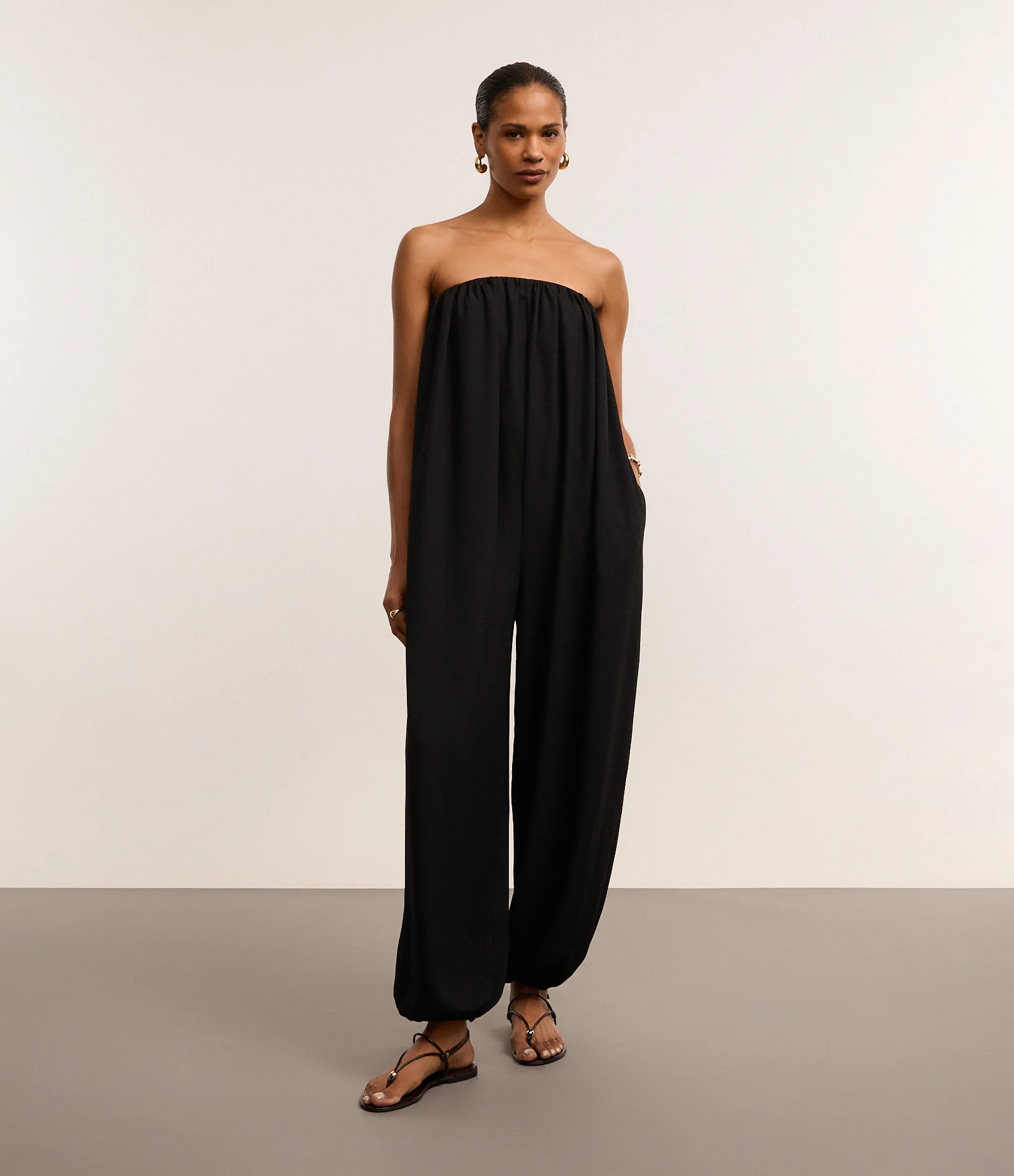 Macacão Aladim Alfaiataria Tomara Que Caia com Bolsos Preto 2