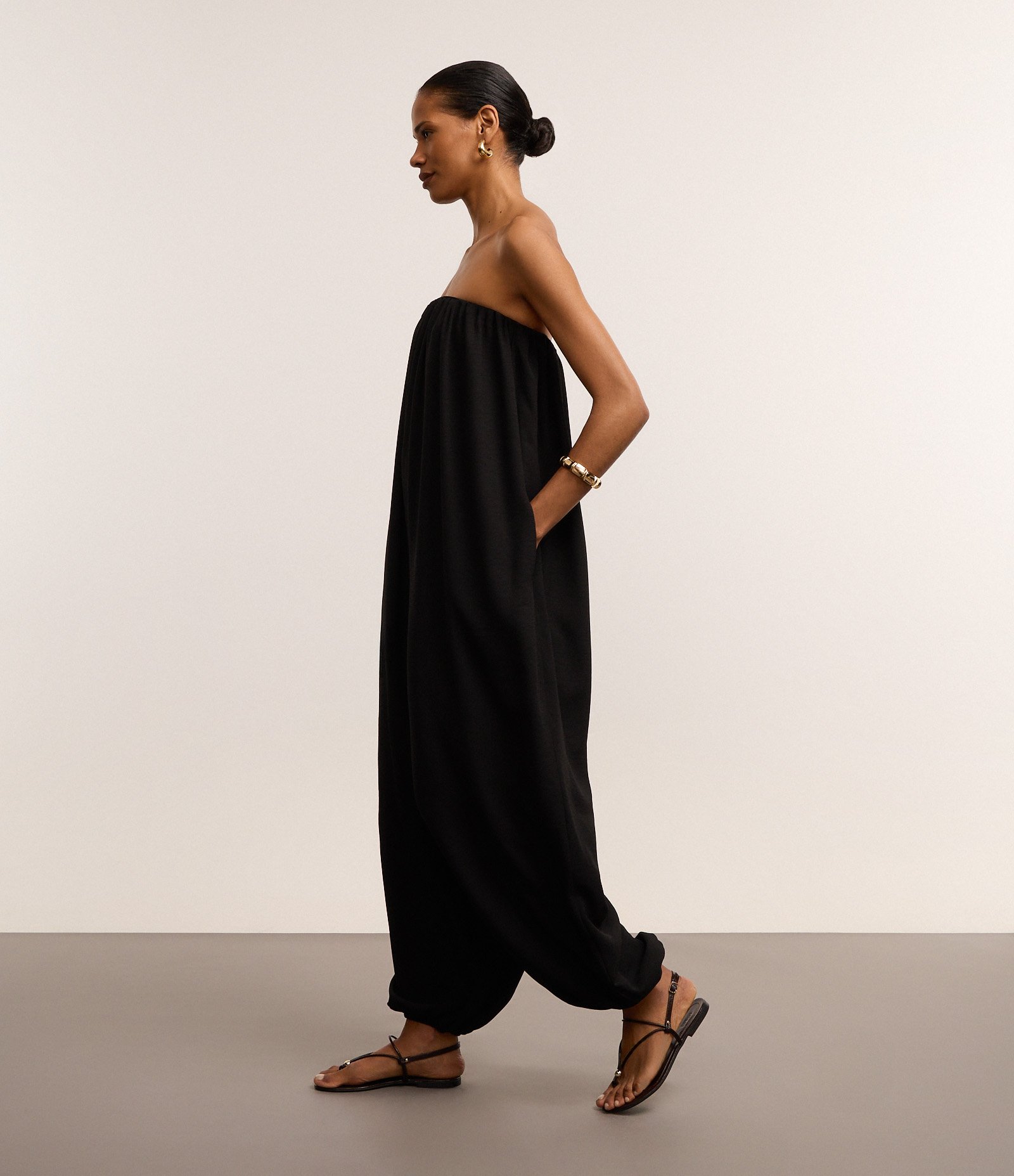 Macacão Aladim Alfaiataria Tomara Que Caia com Bolsos Preto 4