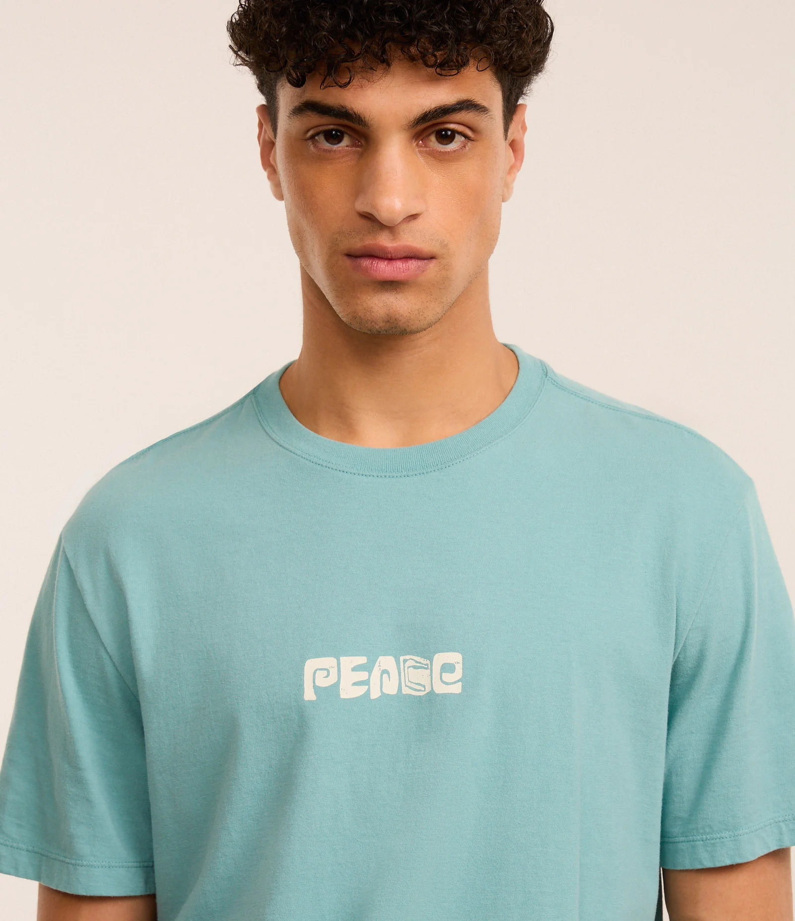 Camiseta Comfort em Algodão com Estampa Abstrata  e Lettering Peace Azul Claro 4