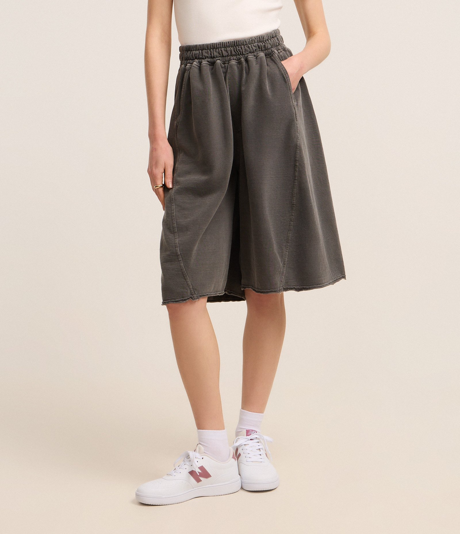 Bermuda Jorts Oversized em Moletom com Recortes Preto Estonado 1