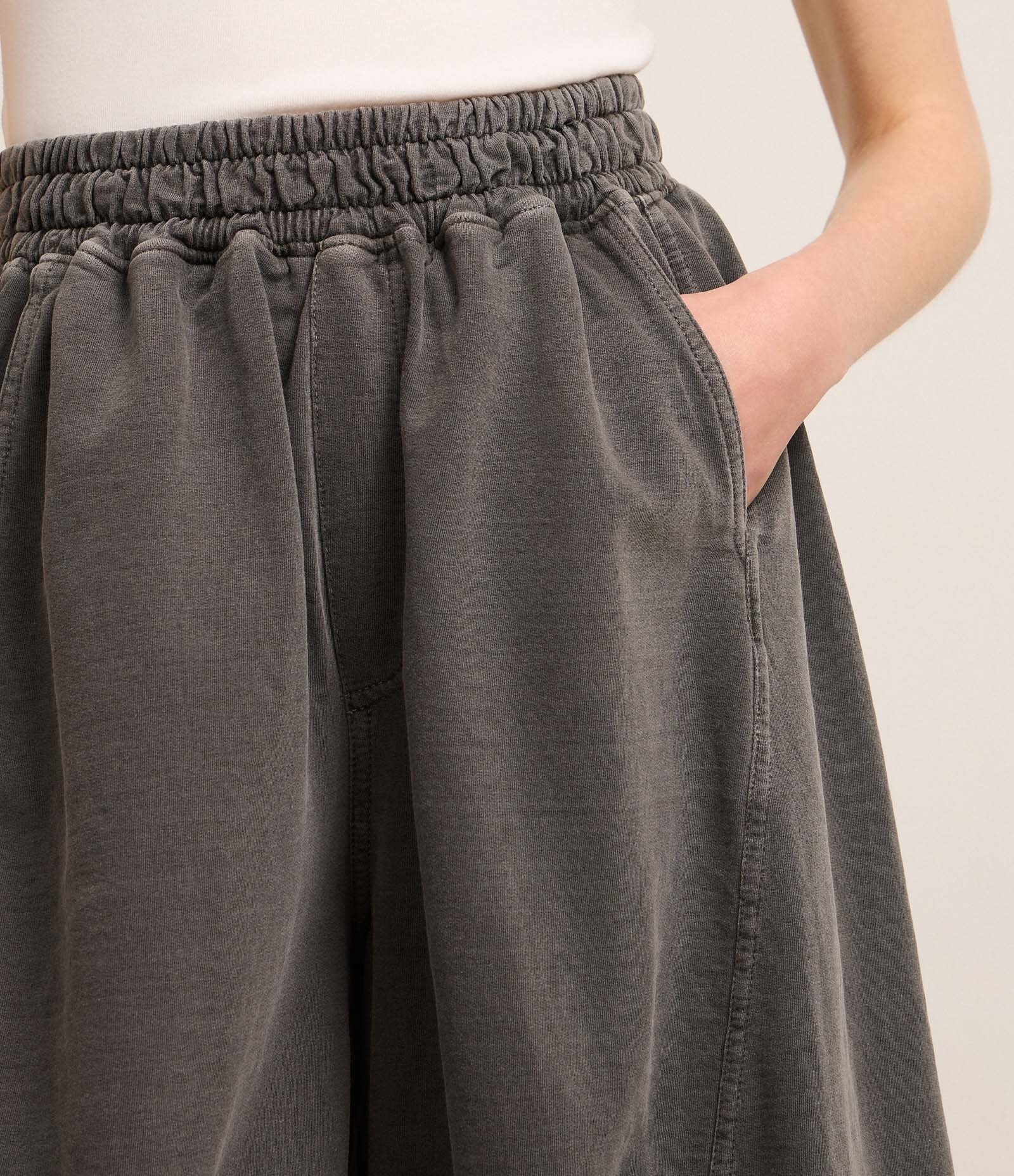 Bermuda Jorts Oversized em Moletom com Recortes Preto Estonado 3