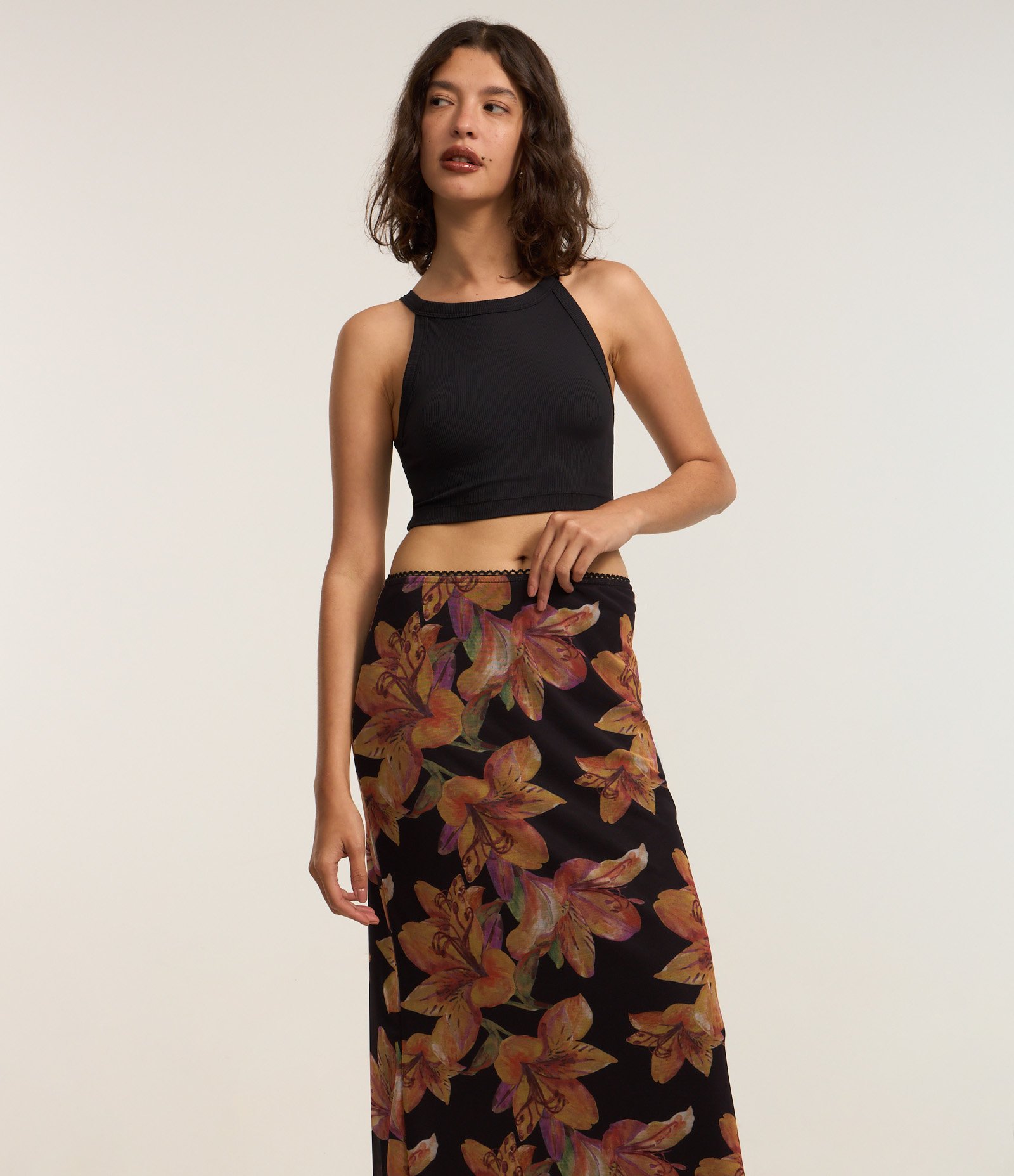 Saia Reta Longa com Cintura Elástica e Estampa Floral Preto 2