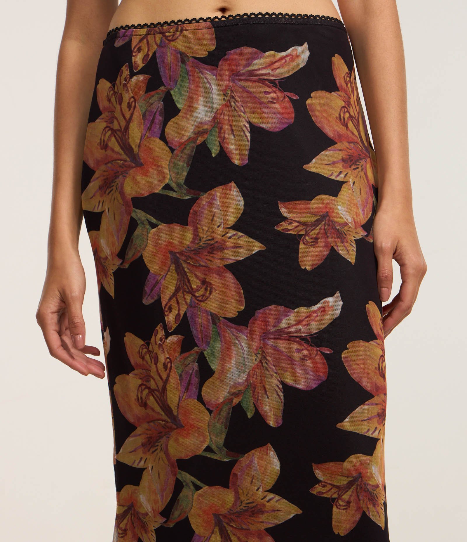 Saia Reta Longa com Cintura Elástica e Estampa Floral Preto 4