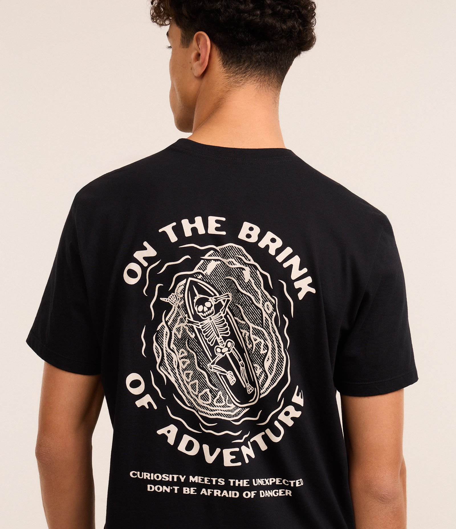 Camiseta T-Shirt em Algodão com Estampa Esqueleto na Canoa Preto 3