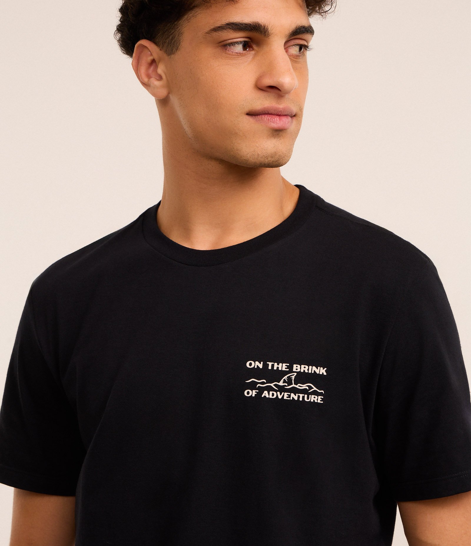 Camiseta T-Shirt em Algodão com Estampa Esqueleto na Canoa Preto 4