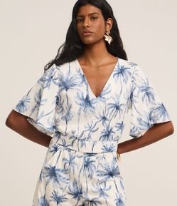 Blusa em Viscolinho com Estampa Coqueiros e Decote V