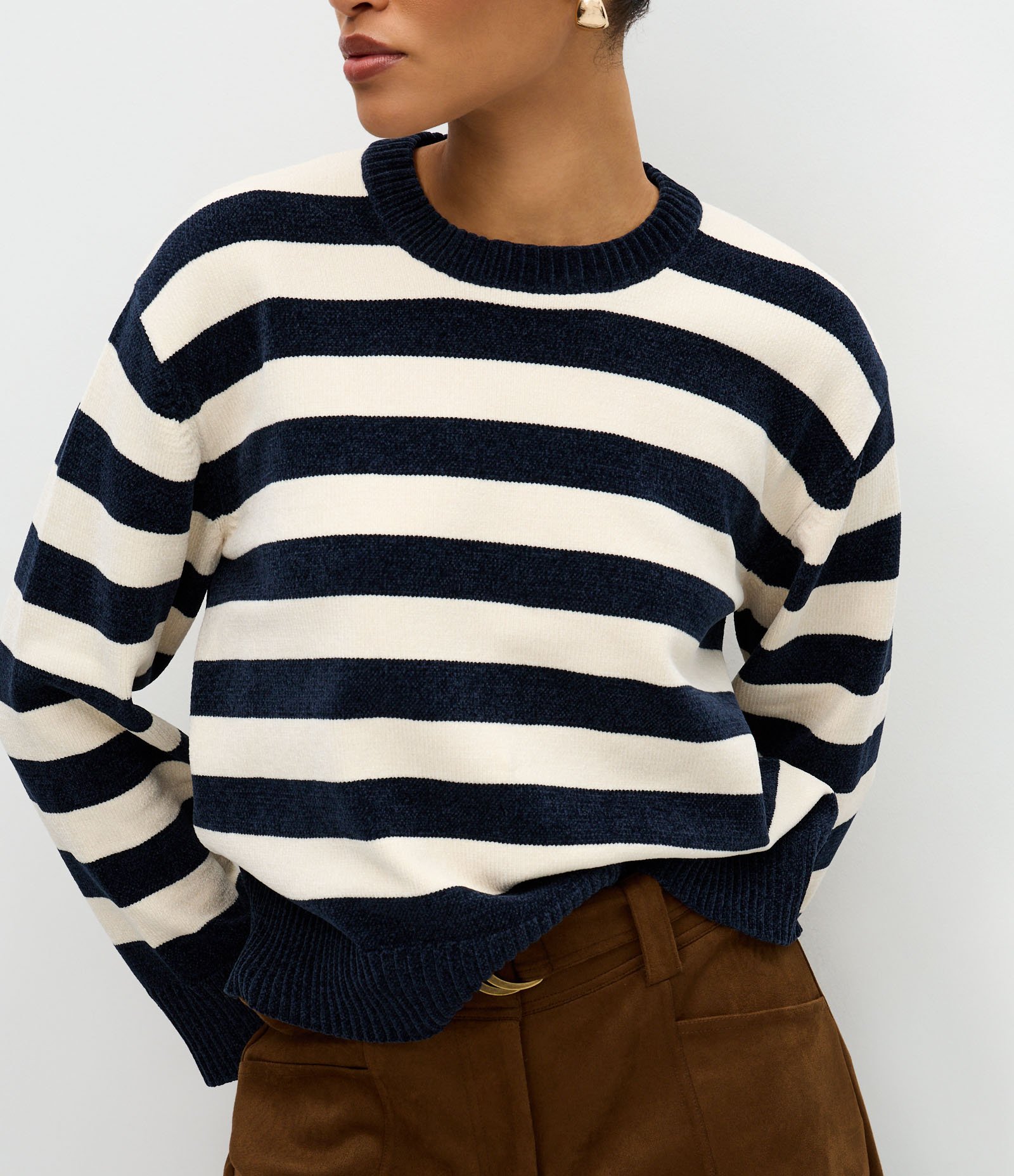 Suéter em Chenille com Estampa Listrada e Gola Redonda Azul 4