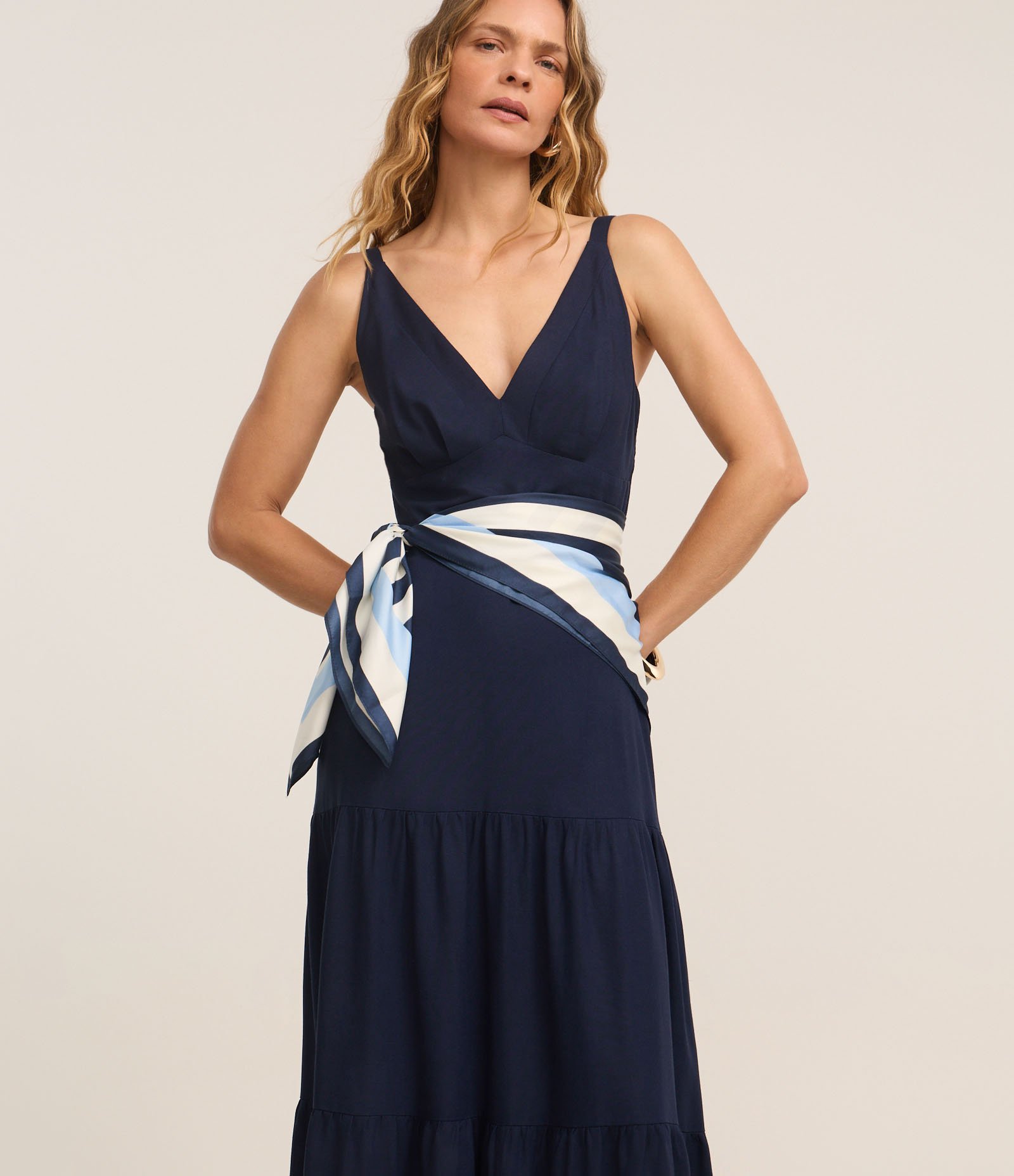 Vestido Midi Evasê em Viscose com Linho com Alça Fina e Babados Azul Escuro 2