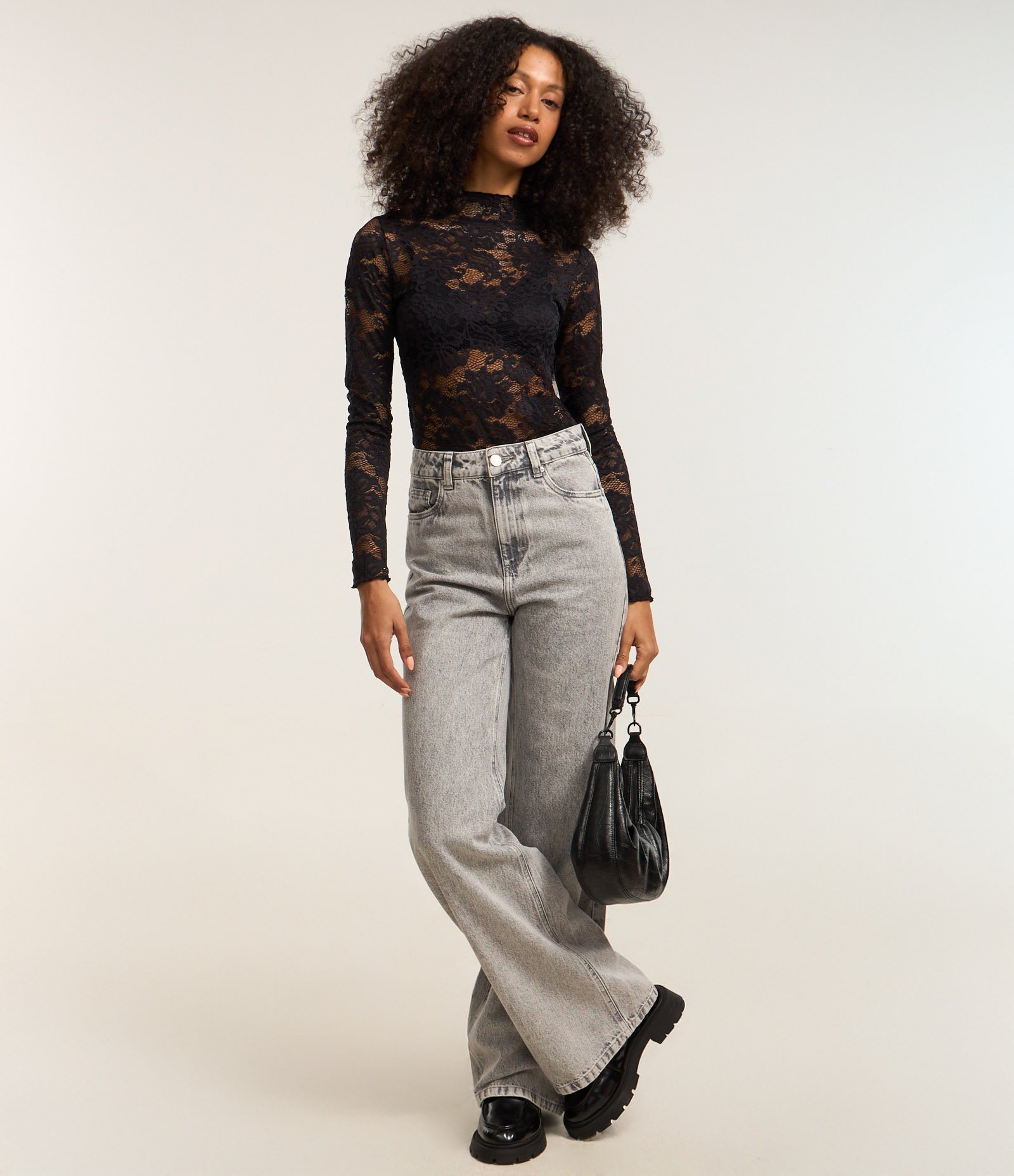 Blusa em Renda Texturizada com Golinha Alta Preto 2