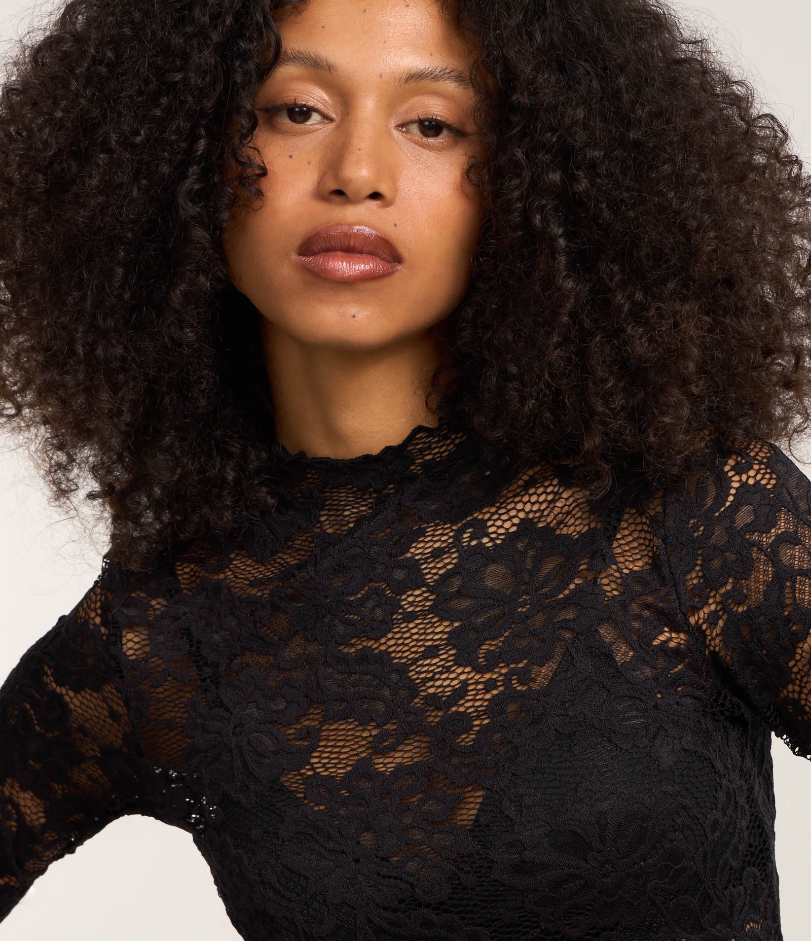 Blusa em Renda Texturizada com Golinha Alta Preto 3