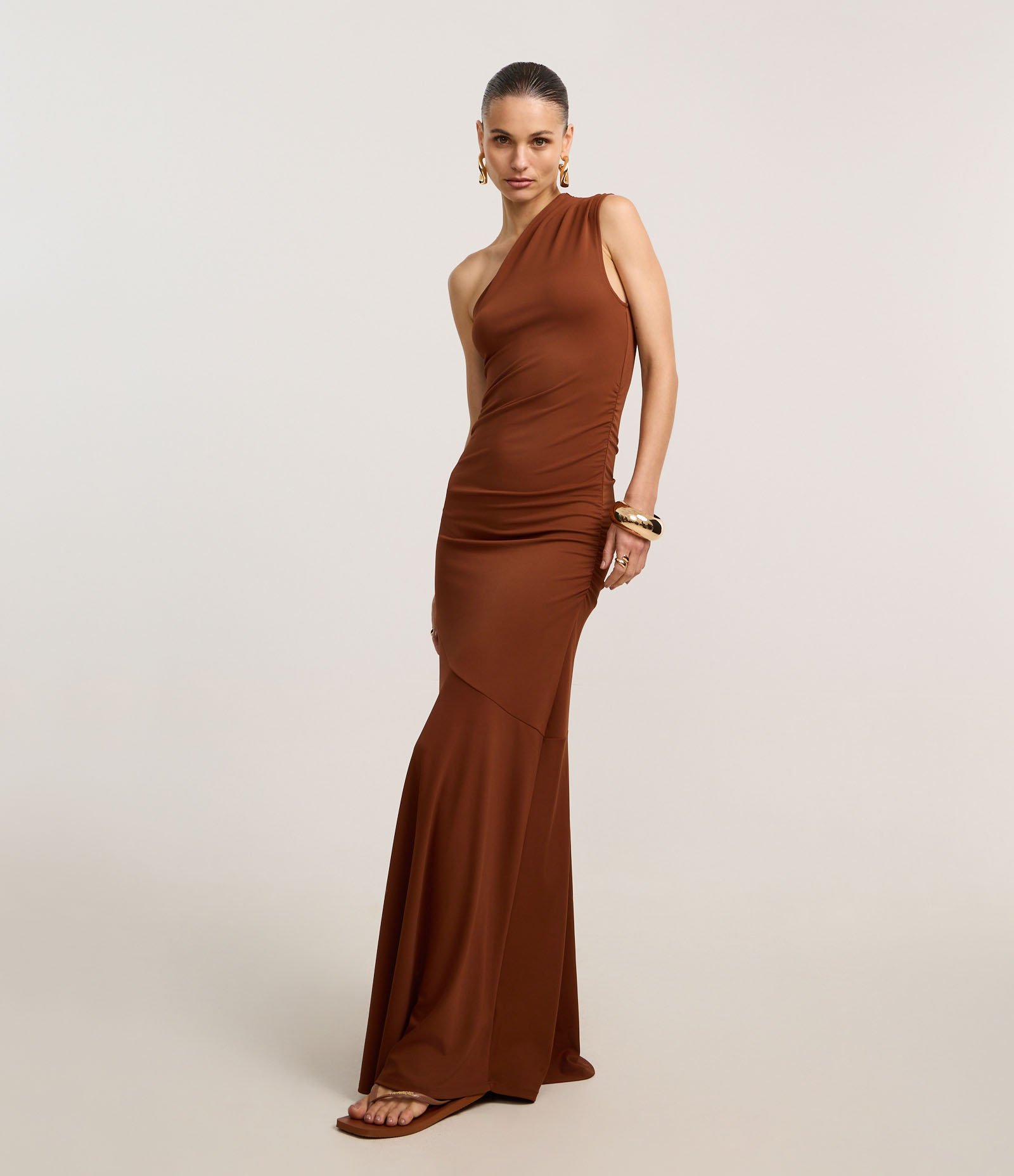 Vestido Longo Ombro Só em Microfibra com Recorte Diagonal Marrom 4